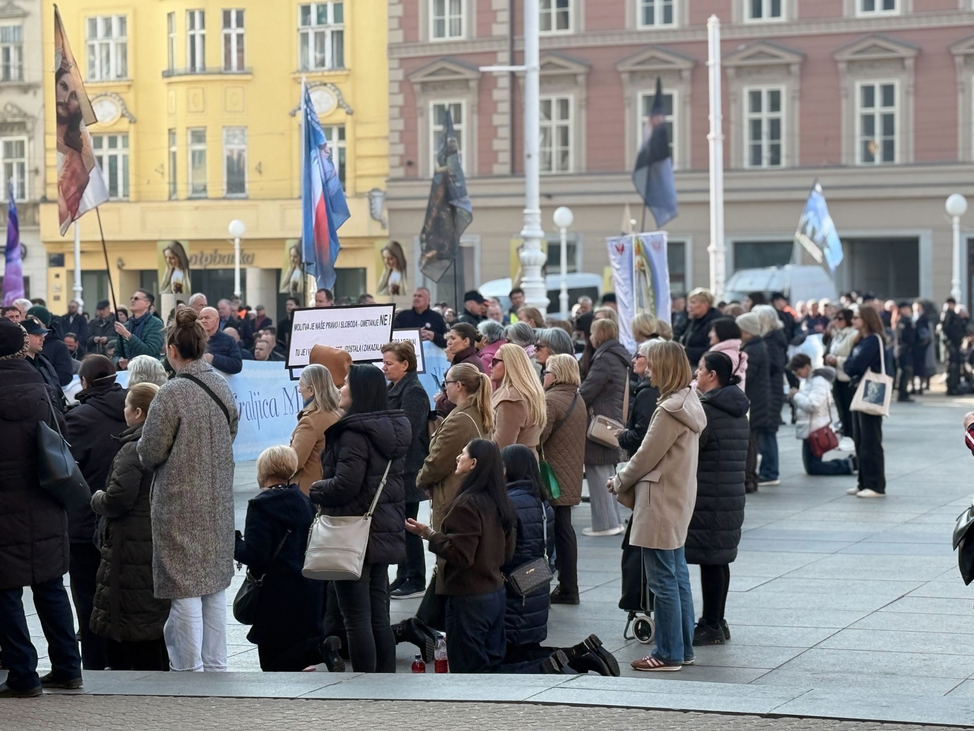 VIDEO I FOTO Klečavci opet bili na Trgu, klečale i žene