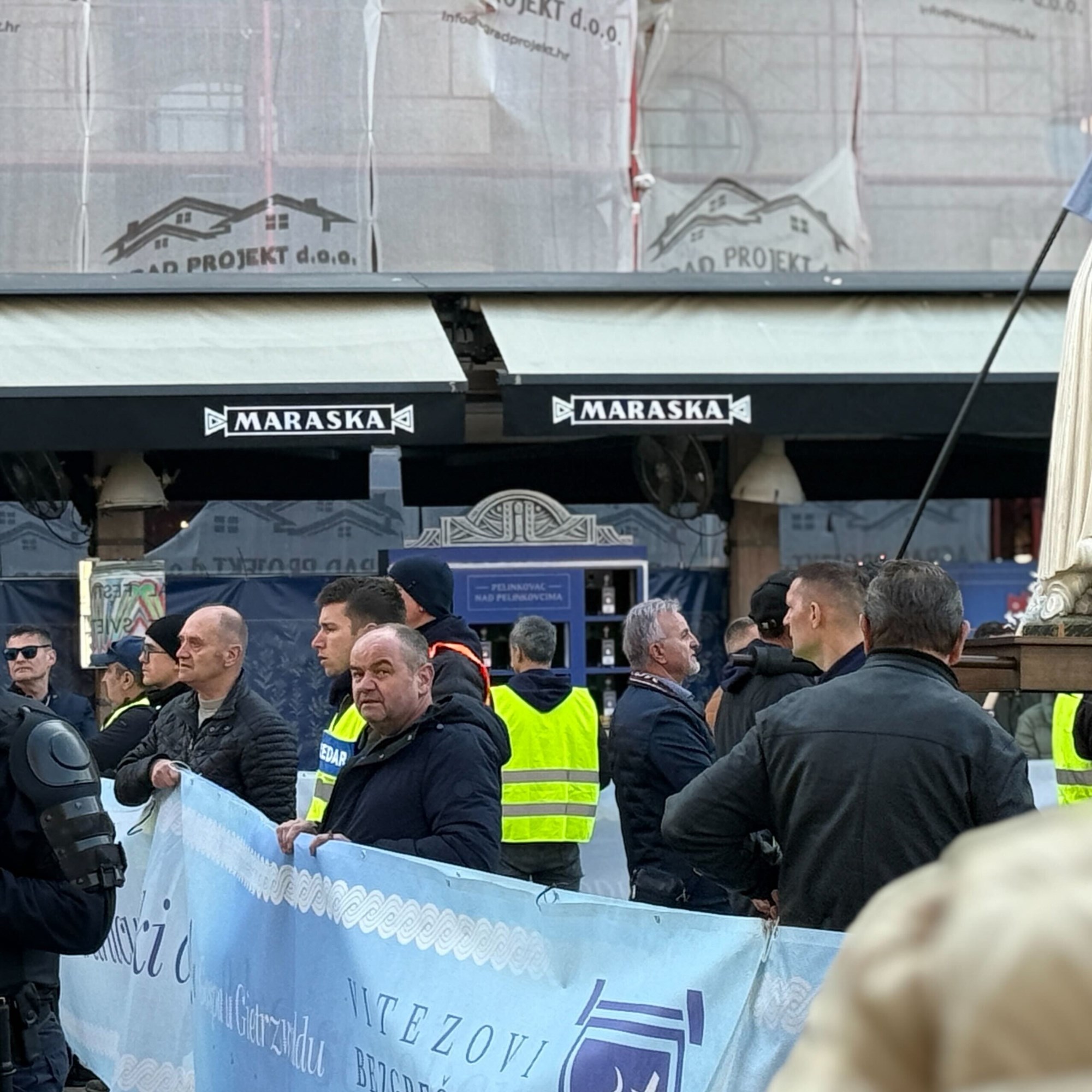 VIDEO I FOTO Klečavci opet bili na Trgu, klečale i žene