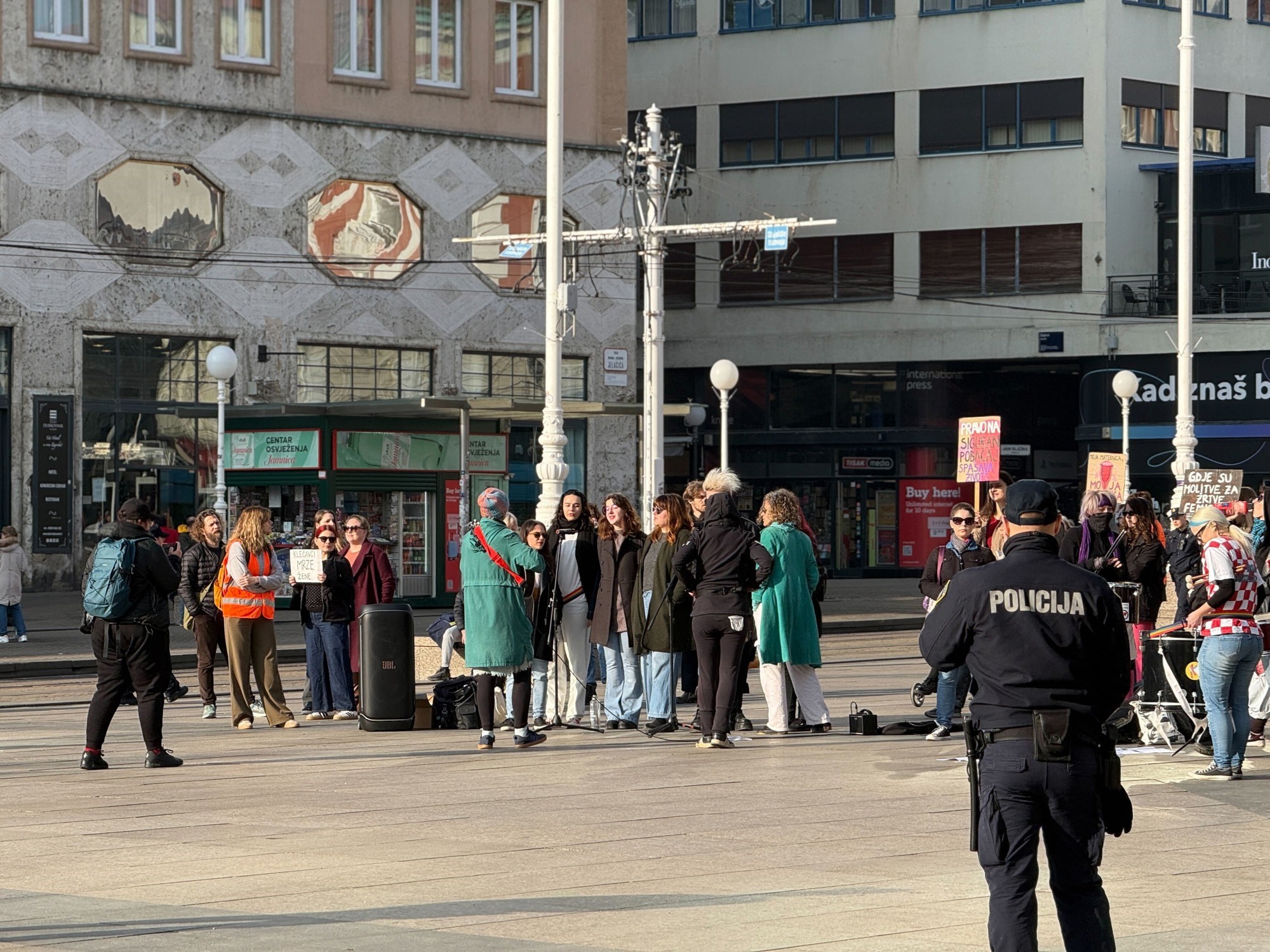 VIDEO I FOTO Klečavci opet bili na Trgu, klečale i žene
