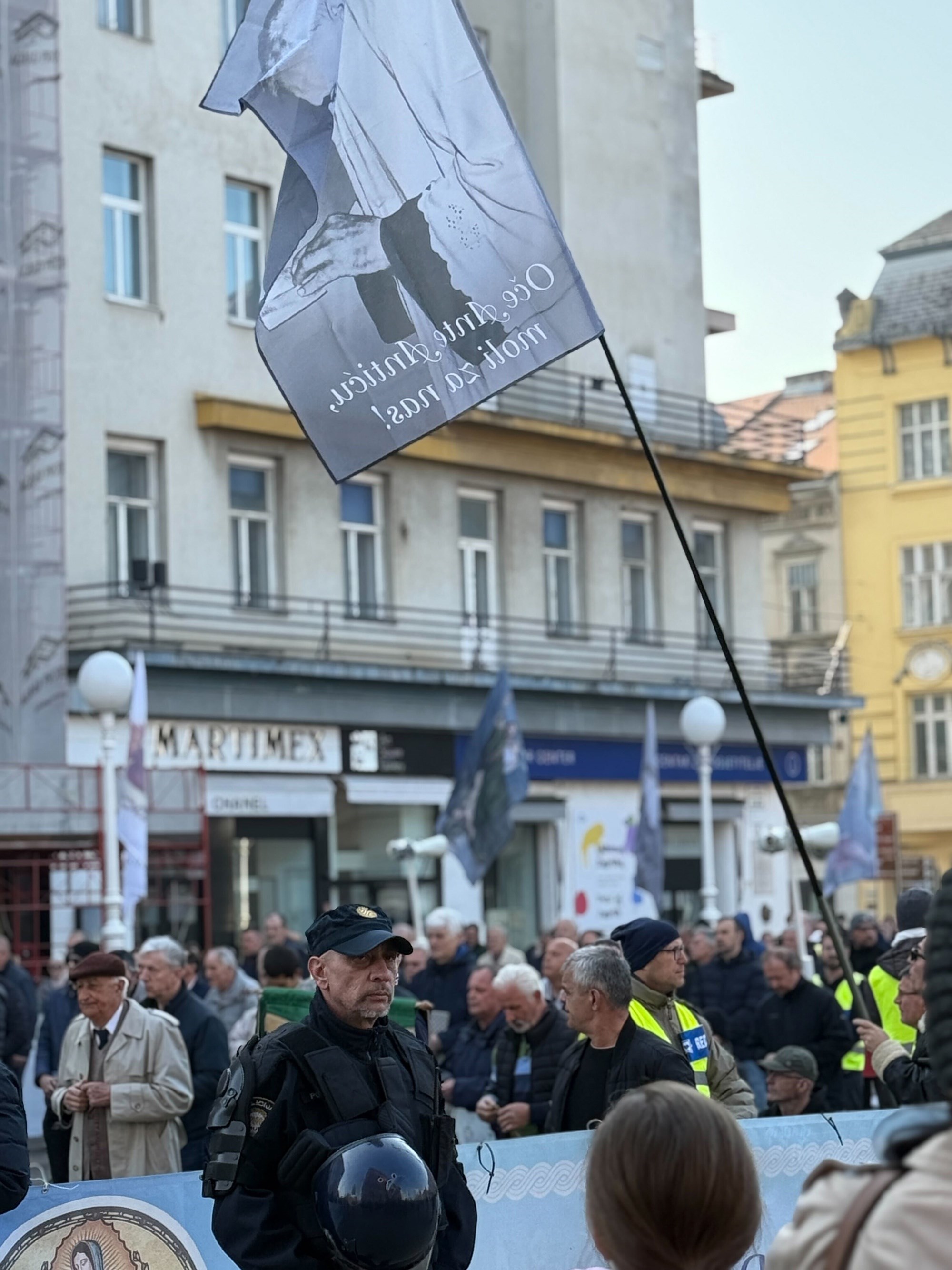 VIDEO I FOTO Klečavci opet bili na Trgu, klečale i žene