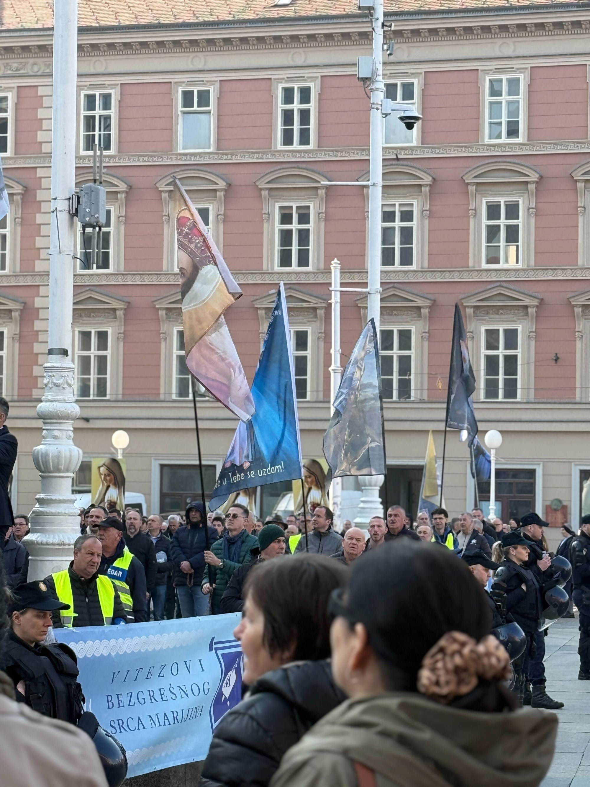 VIDEO I FOTO Klečavci opet bili na Trgu, klečale i žene