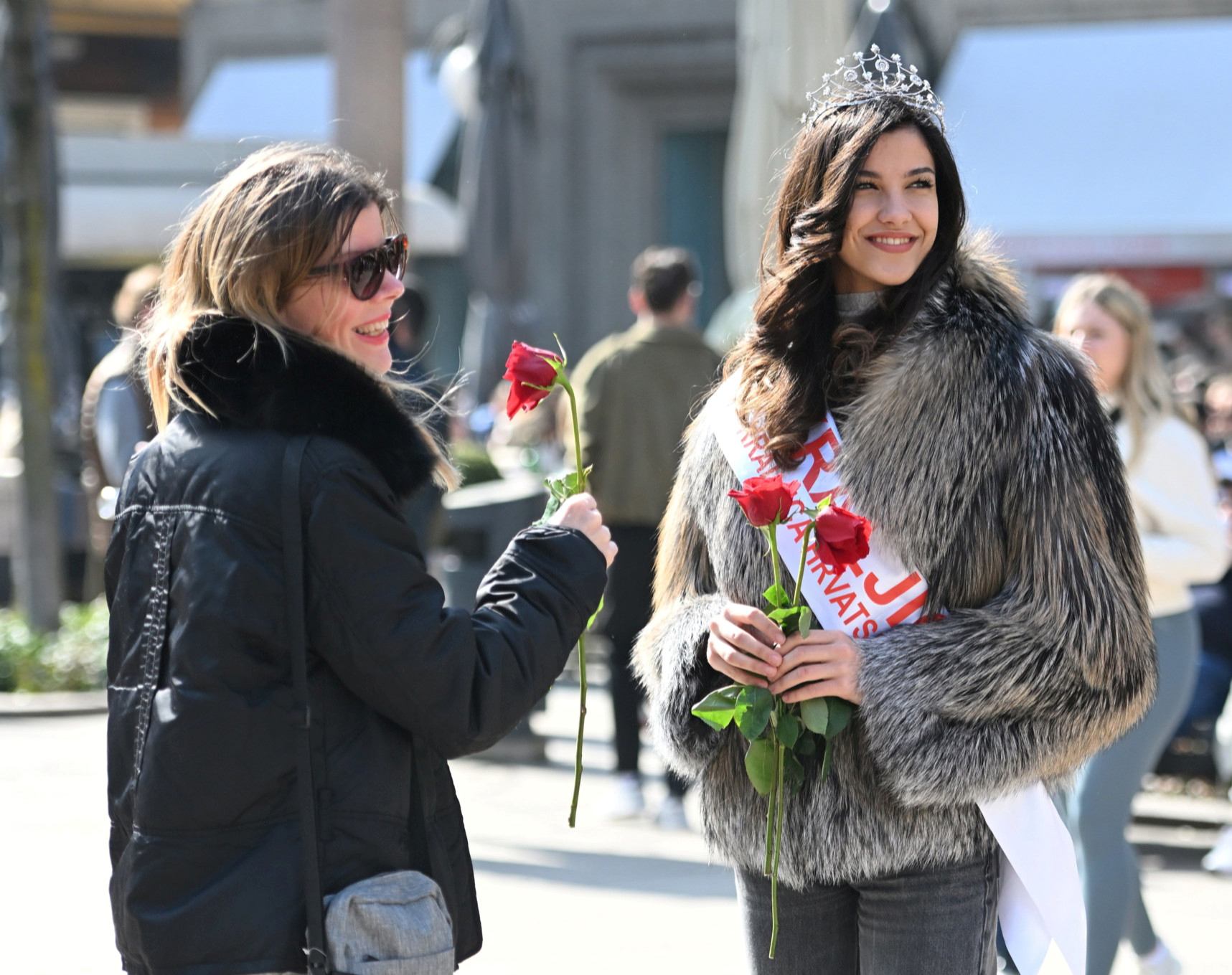Kraljica Hrvatske (i kći Gorana Višnjića) dijelila ruže ženama po Zagrebu