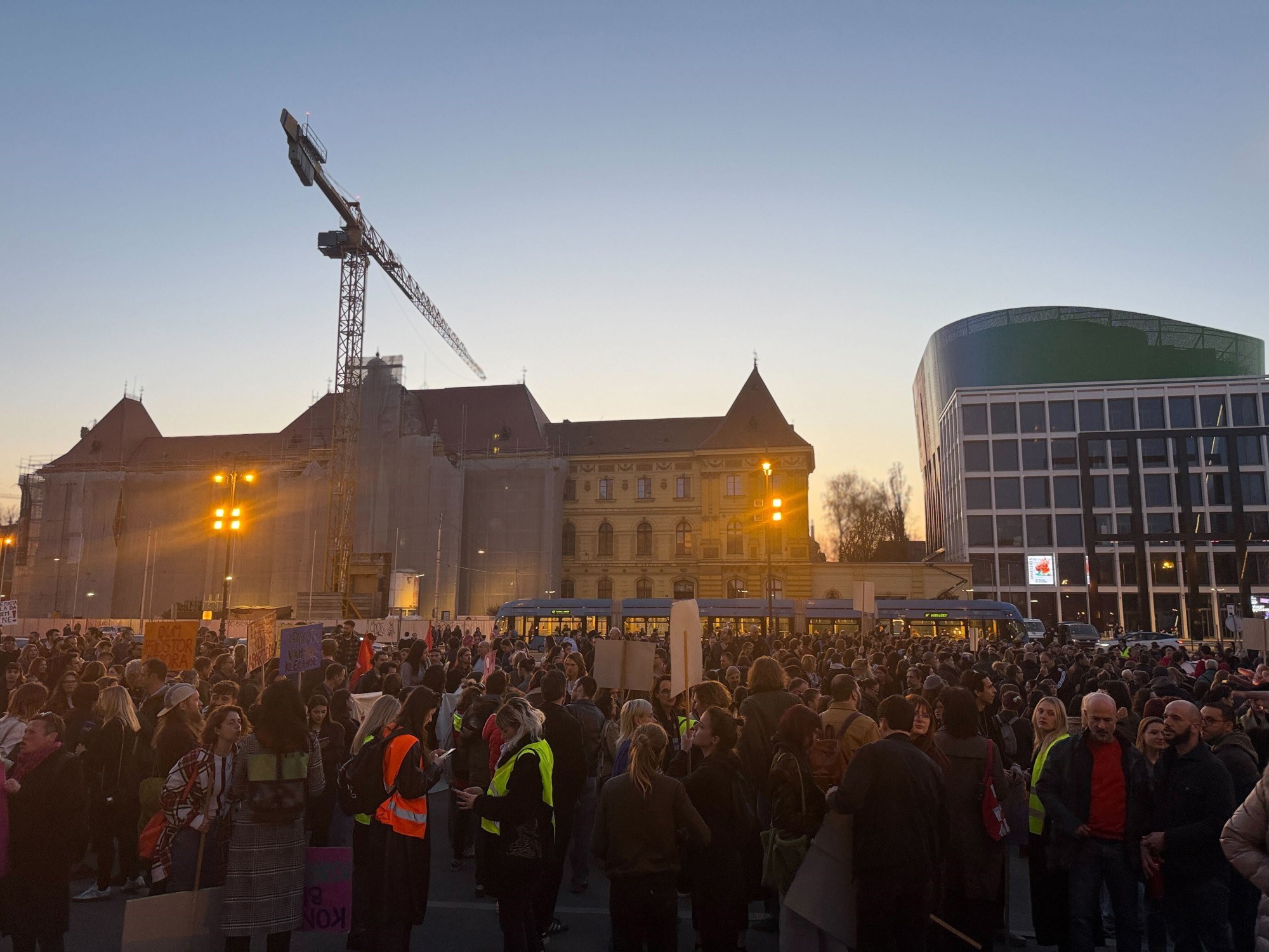 VIDEO I FOTO Koliko još žena mora živjeti u strahu? Tisuće žena marširalo Zagrebom