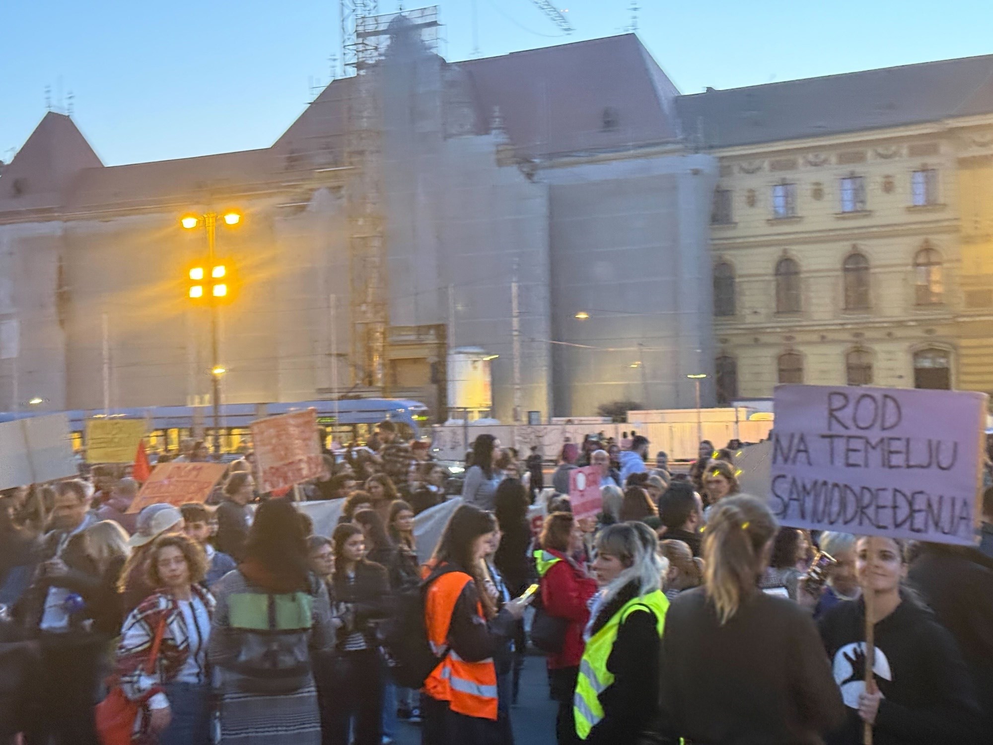 VIDEO I FOTO Koliko još žena mora živjeti u strahu? Tisuće žena marširalo Zagrebom