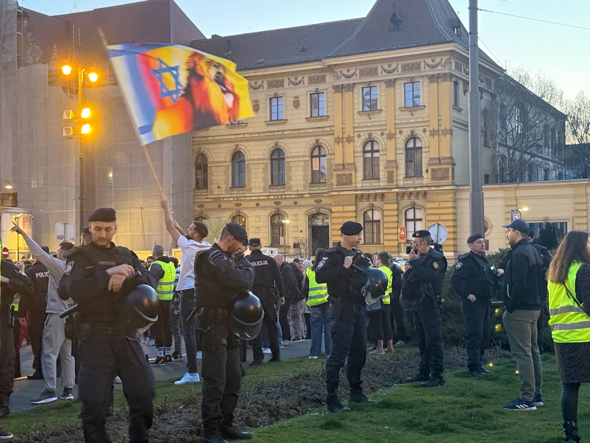 VIDEO I FOTO Koliko još žena mora živjeti u strahu? Tisuće žena marširalo Zagrebom