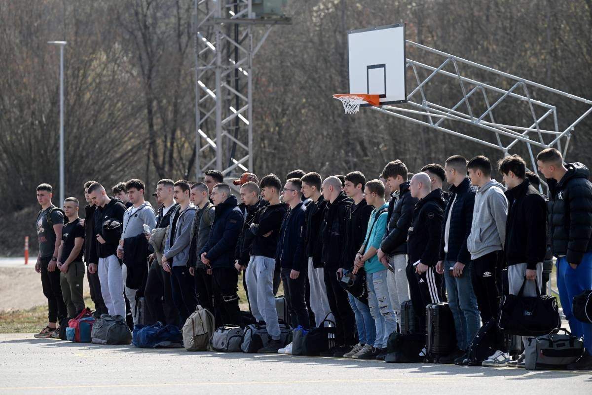 FOTO Prvi ročnici stigli na vojni rok, dočekali ih Anušić i Kundid