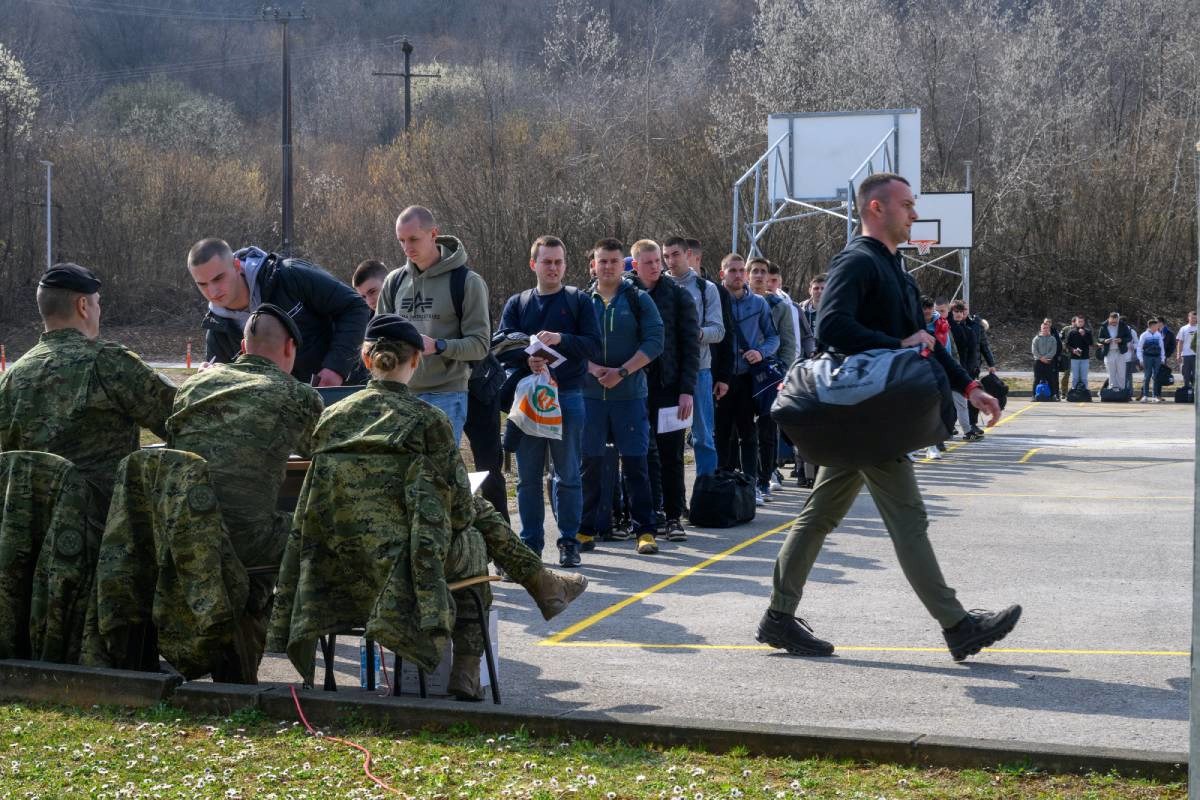 FOTO Prvi ročnici stigli na vojni rok, dočekali ih Anušić i Kundid