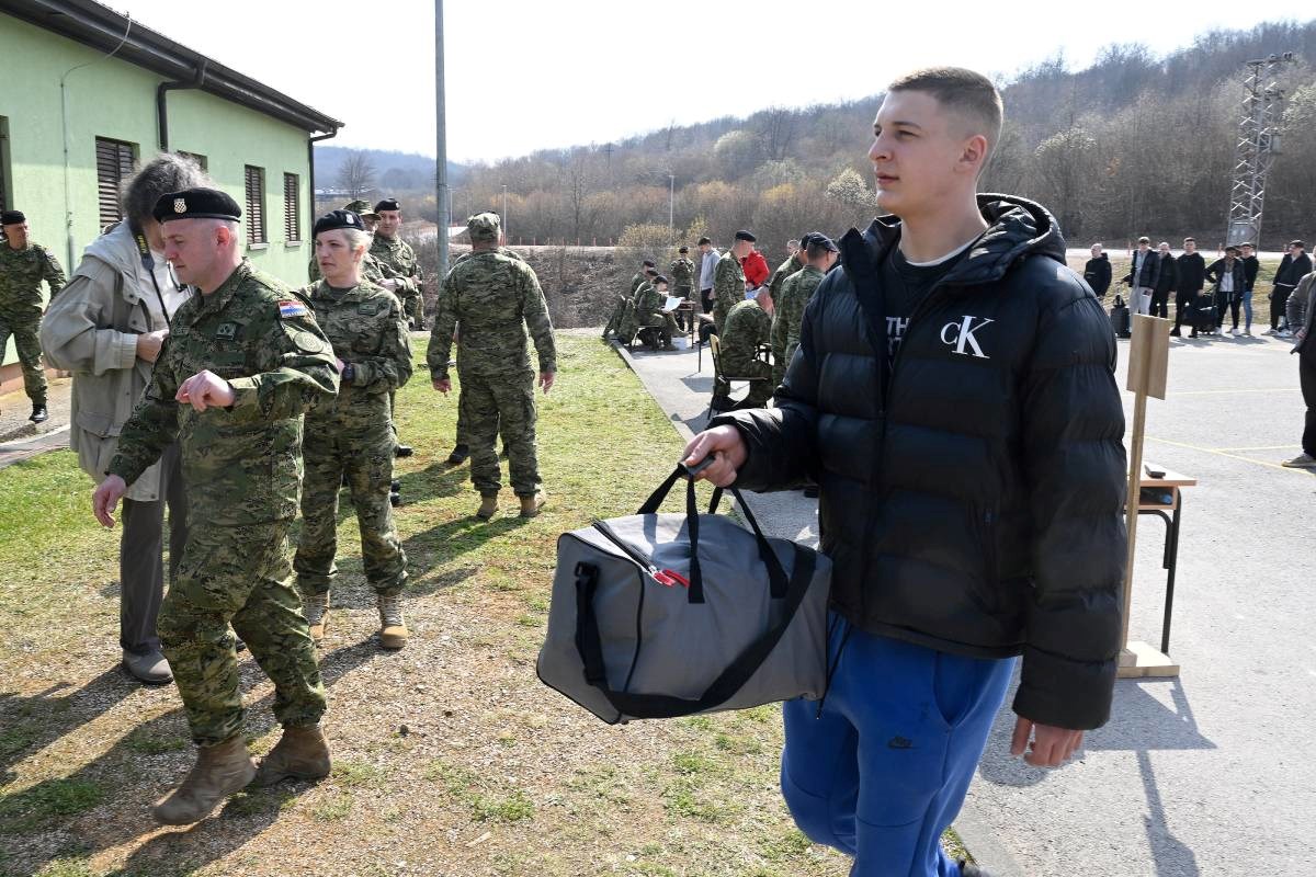 FOTO Prvi ročnici stigli na vojni rok, dočekali ih Anušić i Kundid