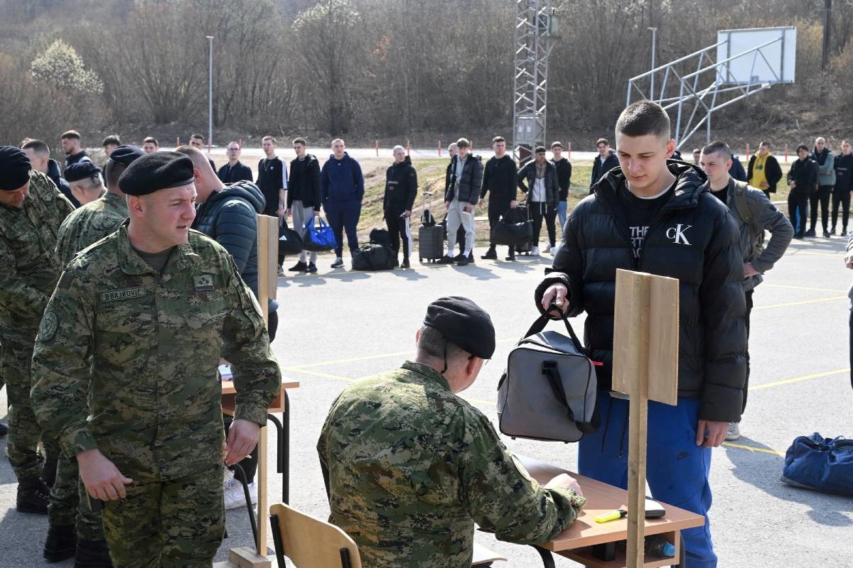 FOTO Prvi ročnici stigli na vojni rok, dočekali ih Anušić i Kundid