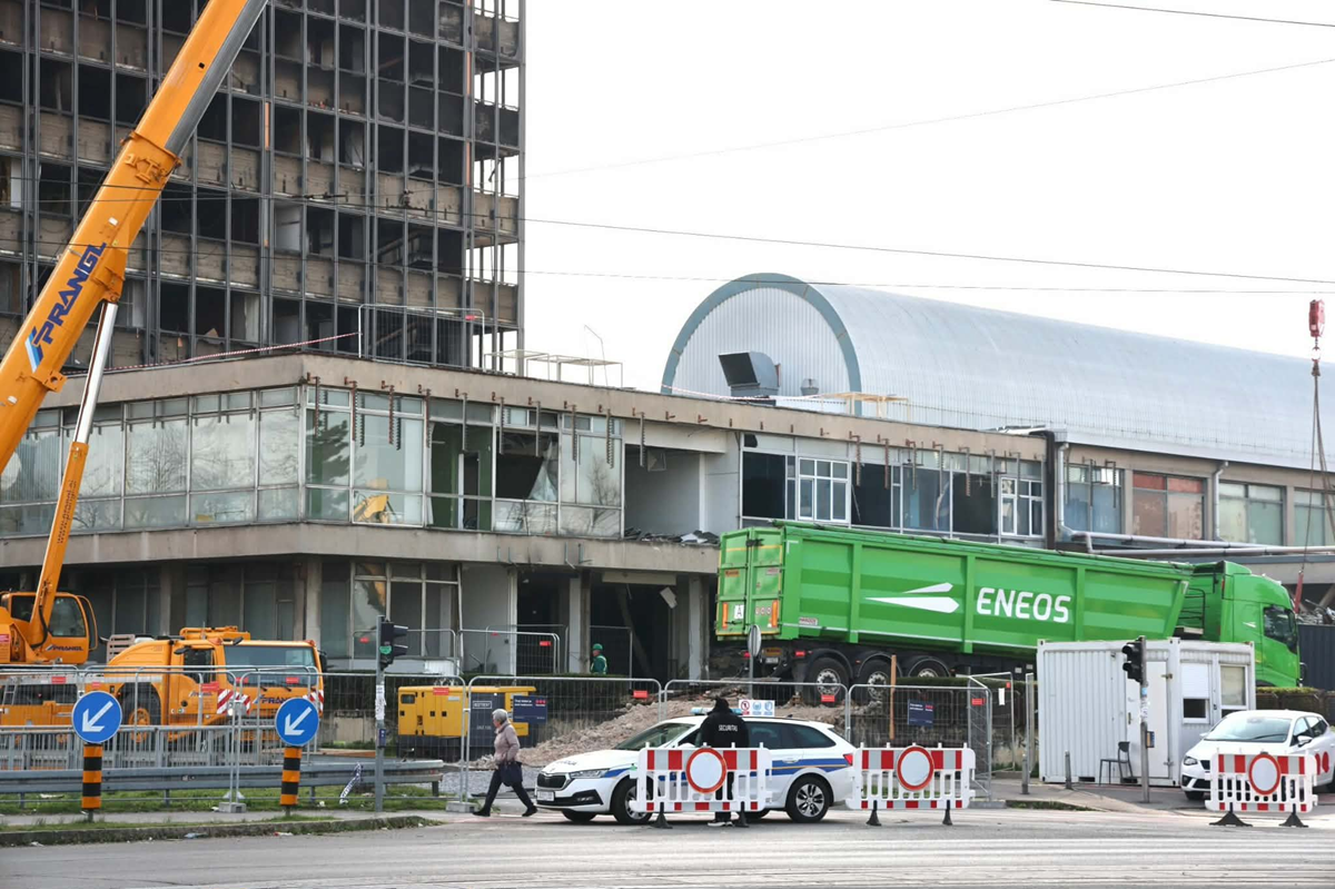 FOTO I VIDEO Pogledajte kako napreduju pripreme za rušenje Vjesnika