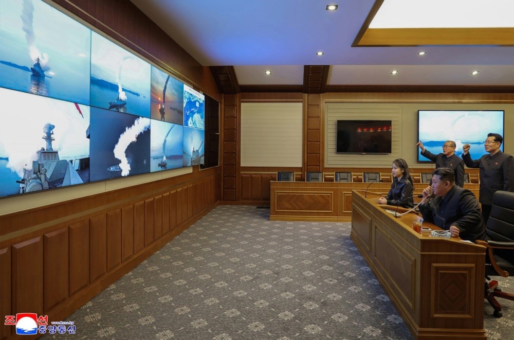 FOTO Kim Jong-un sa svojom kćeri pratio lansiranje krstarećih raketa