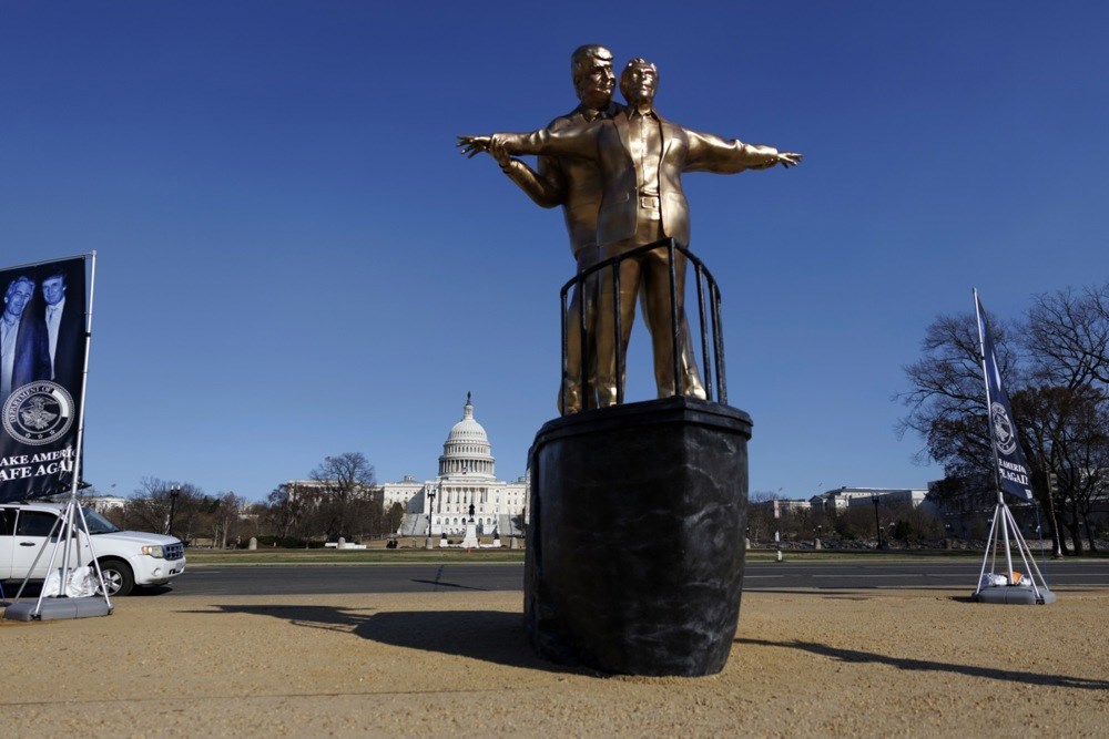 U Washingtonu osvanuo kip Trumpa i Epsteina inspiriran legendarnom scenom iz Titanica