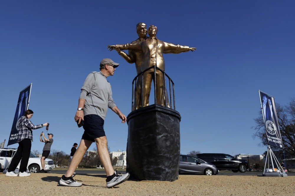 U Washingtonu osvanuo kip Trumpa i Epsteina inspiriran legendarnom scenom iz Titanica