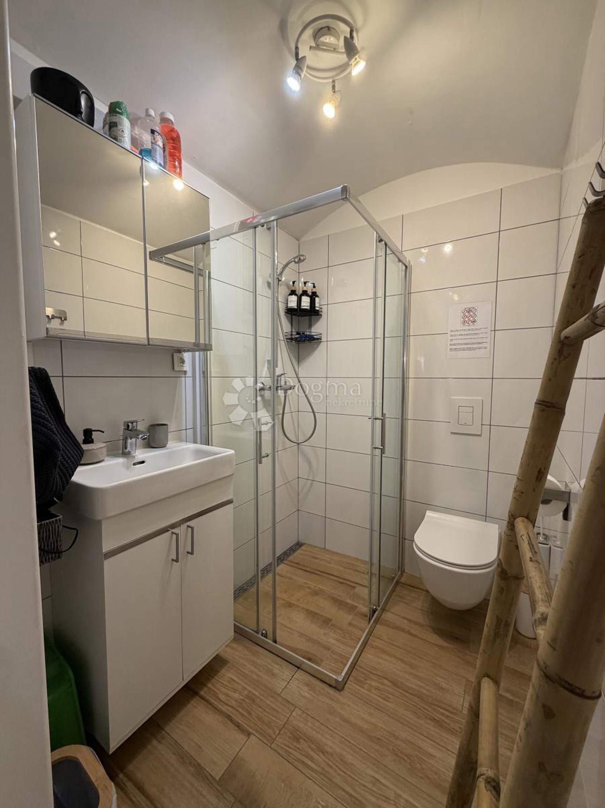 Na atraktivnoj lokaciji u Zagrebu prodaje se nekretnina. Pogledajte fotke