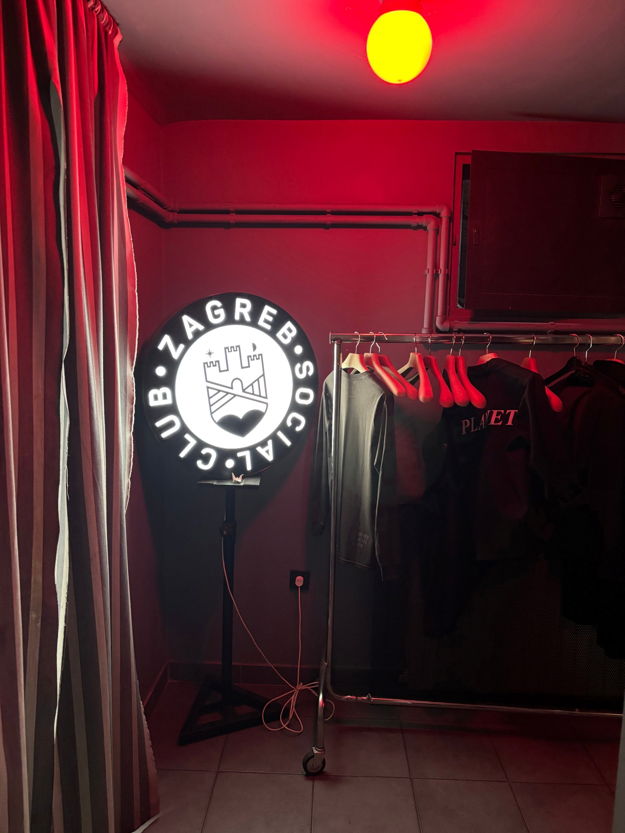 Tamo se možete najesti, popiti i slušati gramofonske ploče. Bila sam u Tenderu