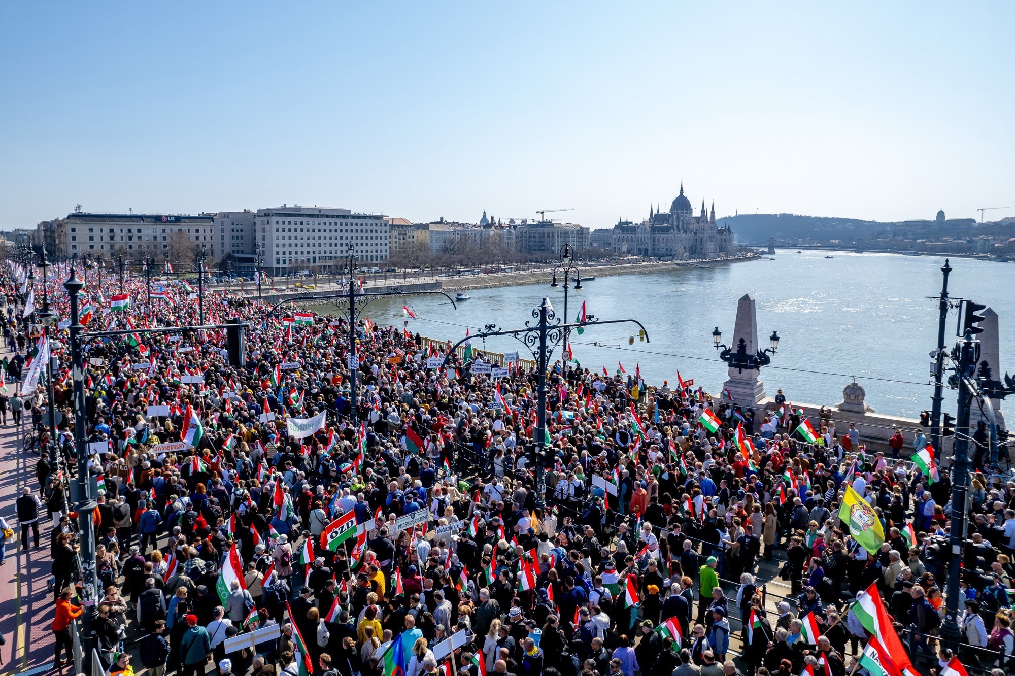FOTO Dvije ogromne povorke u Mađarskoj. Jedna je za Orbana, druga protiv njega