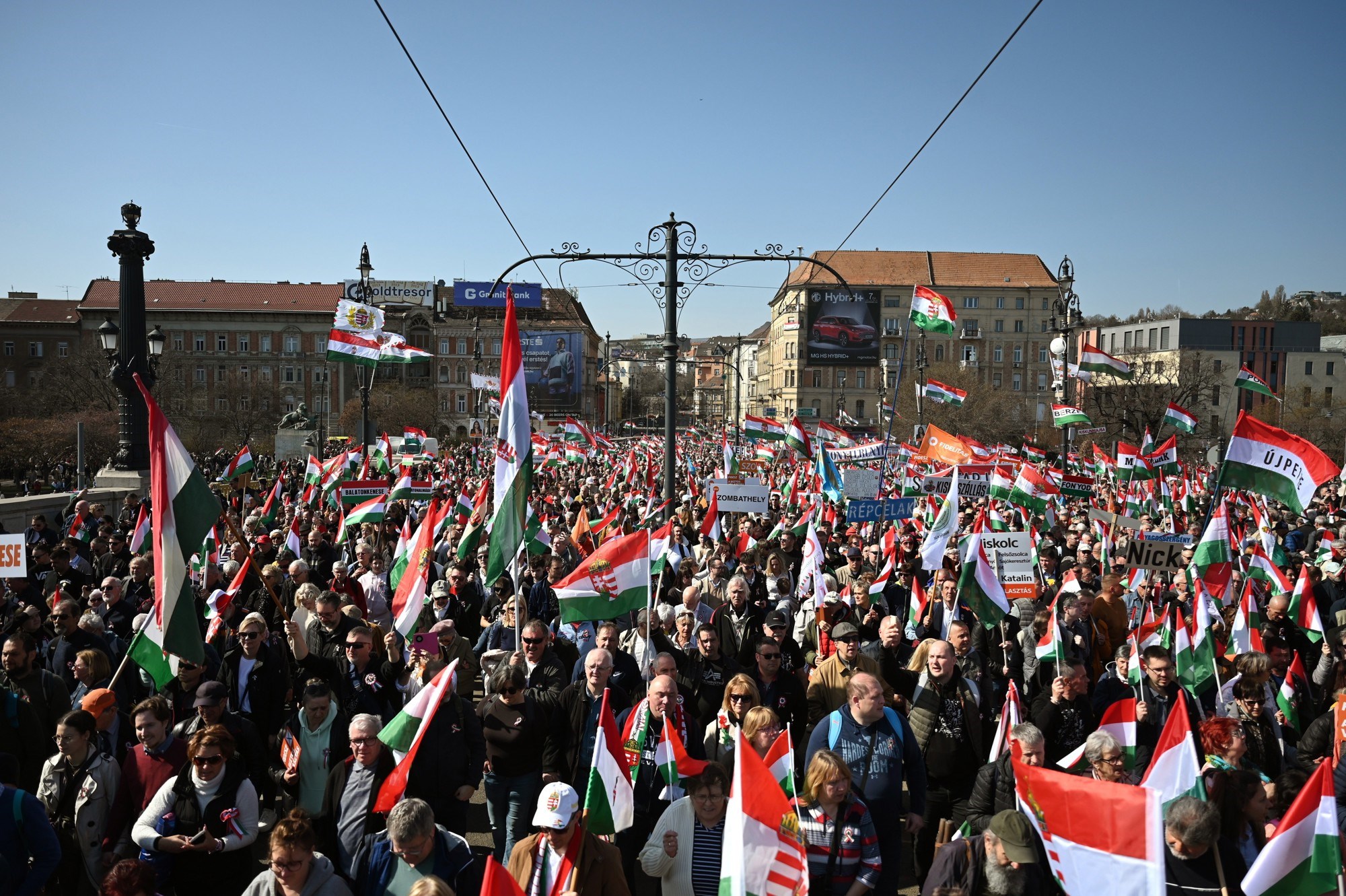 FOTO Dvije ogromne povorke u Mađarskoj. Jedna je za Orbana, druga protiv njega