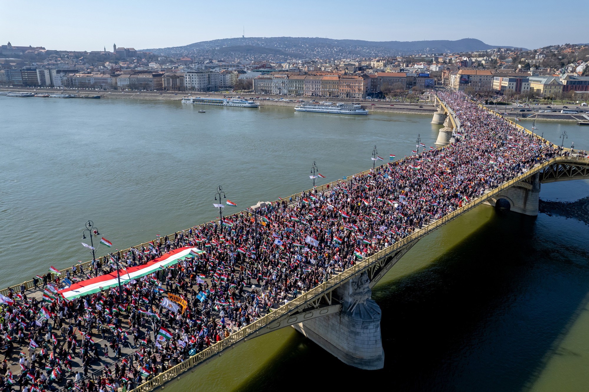 FOTO Dvije ogromne povorke u Mađarskoj. Jedna je za Orbana, druga protiv njega