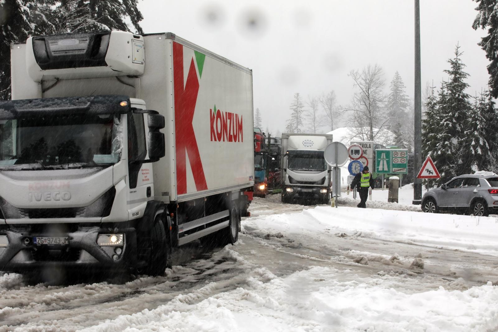 FOTO Ovako izgleda autocesta Zagreb-Rijeka. Na terenu policija, isključuje vozila