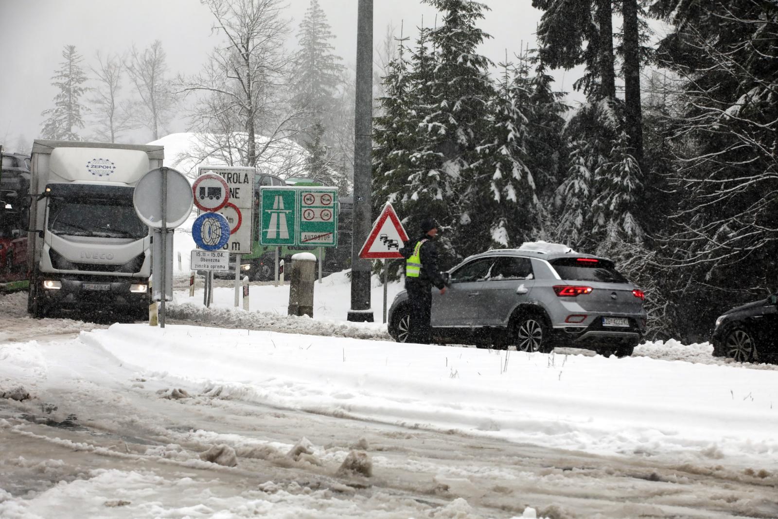FOTO Ovako izgleda autocesta Zagreb-Rijeka. Na terenu policija, isključuje vozila