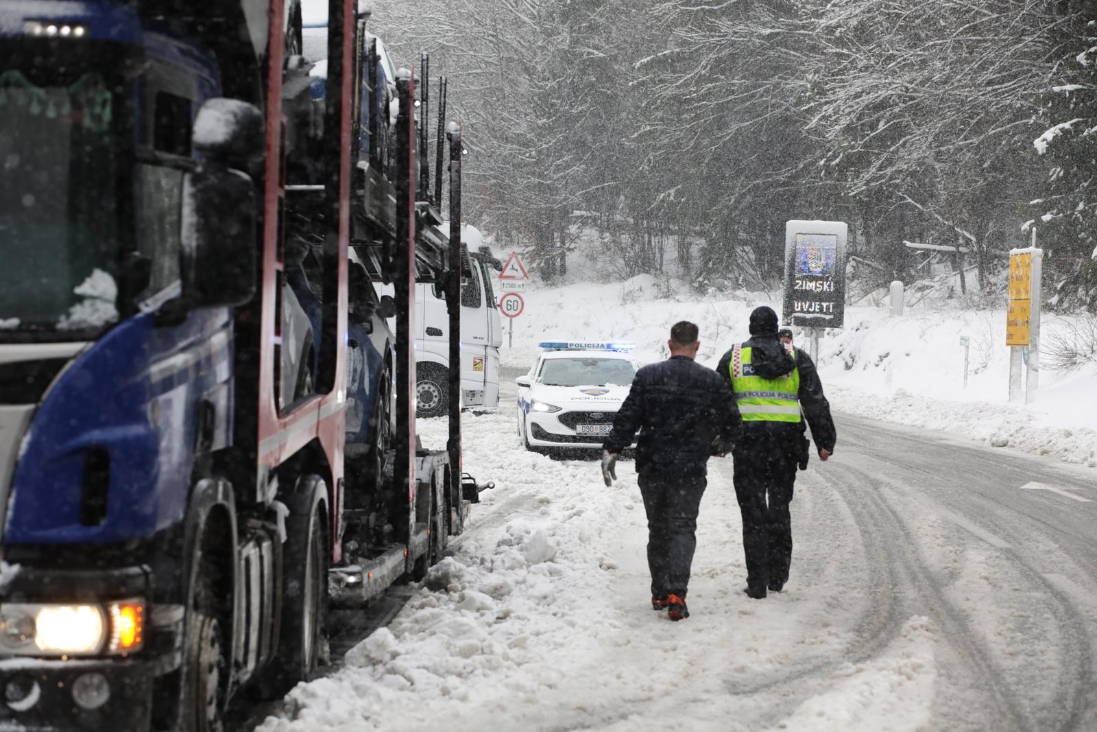 FOTO Ovako izgleda autocesta Zagreb-Rijeka. Na terenu policija, isključuje vozila