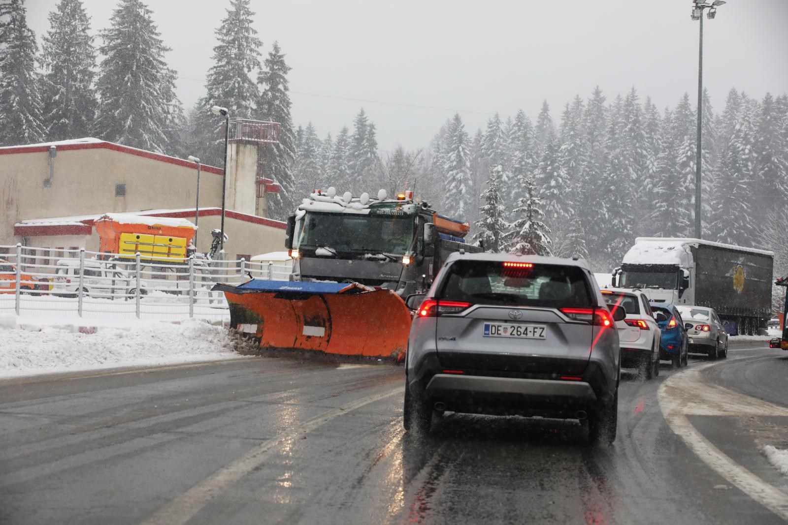 FOTO Ovako izgleda autocesta Zagreb-Rijeka. Na terenu policija, isključuje vozila
