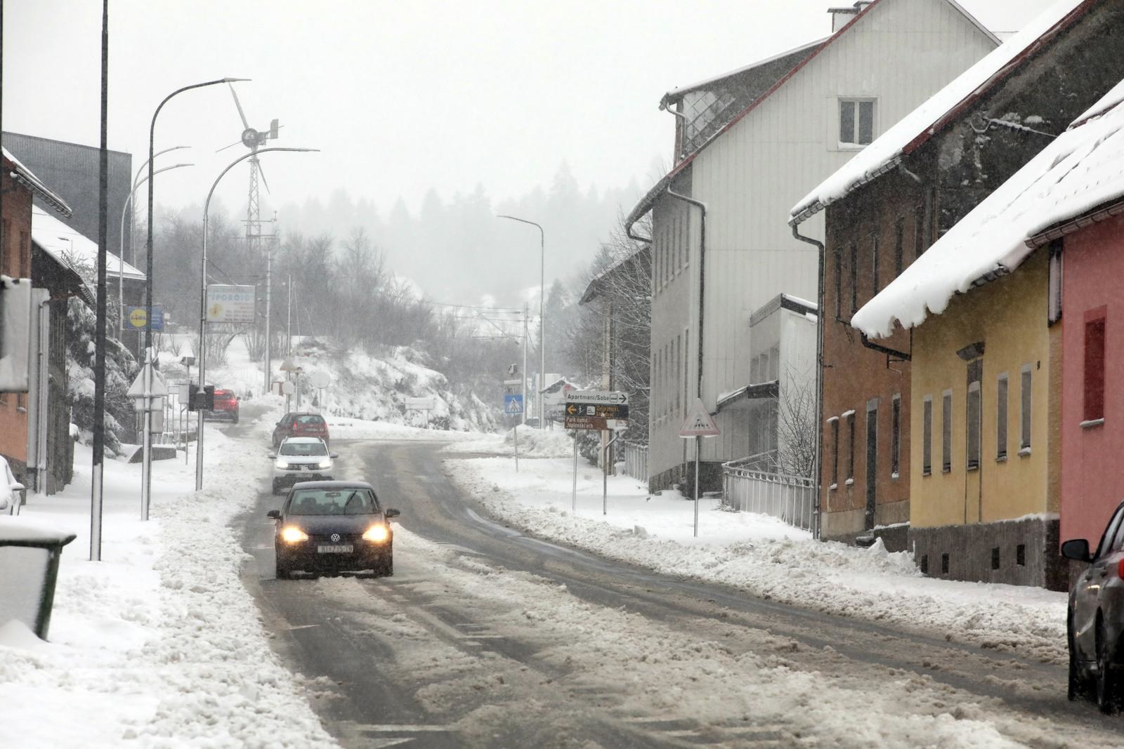 FOTO Ovako izgleda autocesta Zagreb-Rijeka. Na terenu policija, isključuje vozila