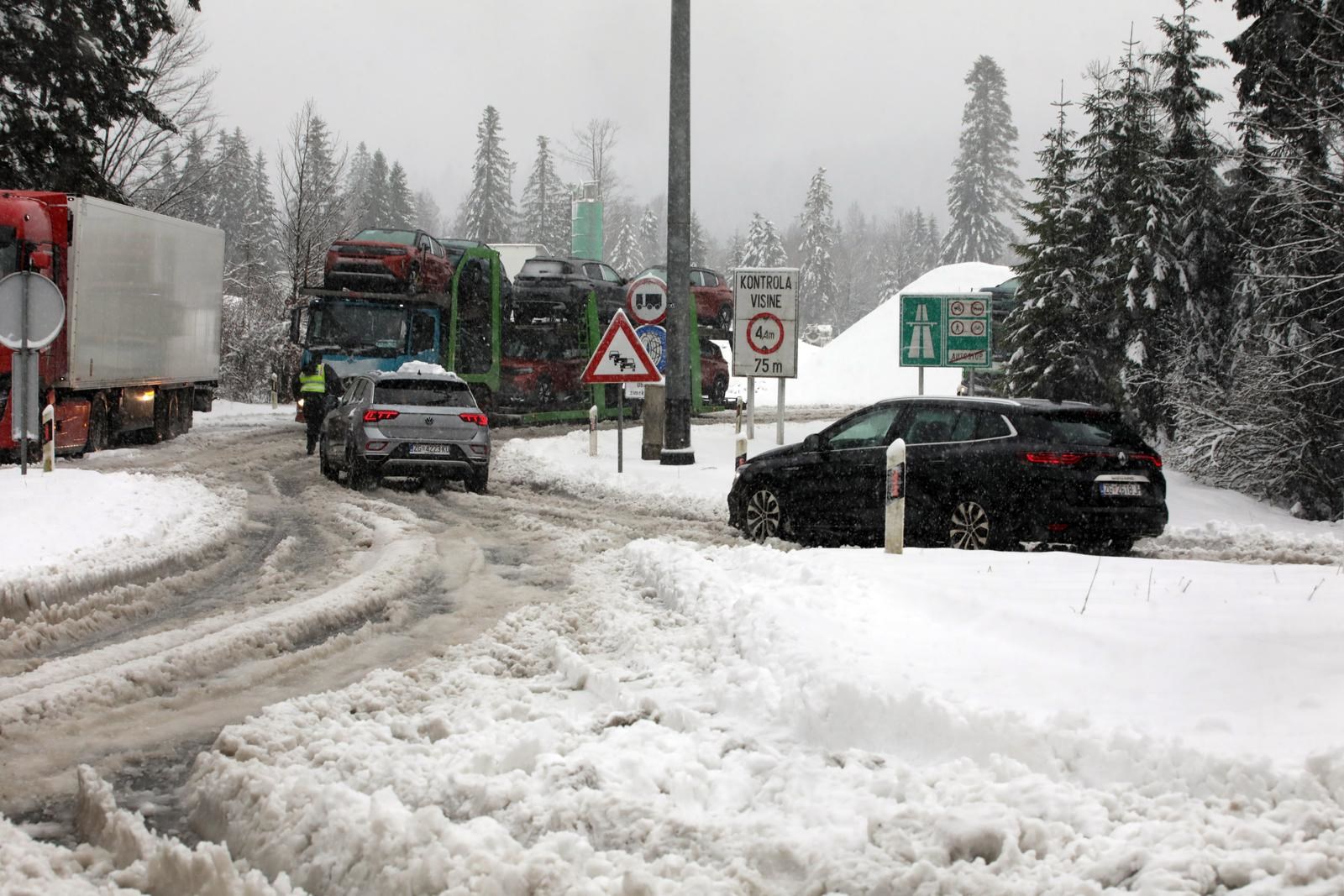 FOTO Ovako izgleda autocesta Zagreb-Rijeka. Na terenu policija, isključuje vozila