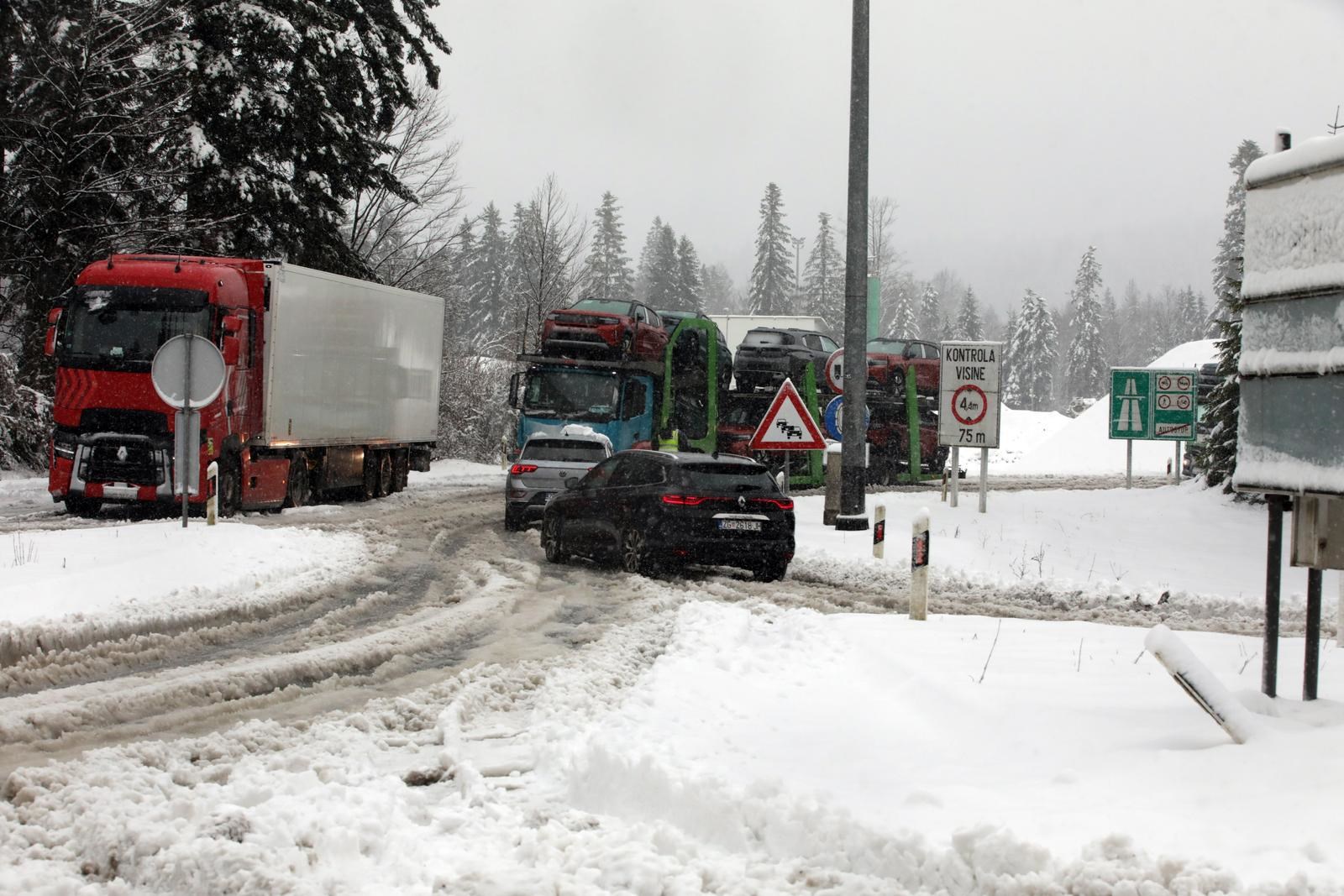 FOTO Ovako izgleda autocesta Zagreb-Rijeka. Na terenu policija, isključuje vozila