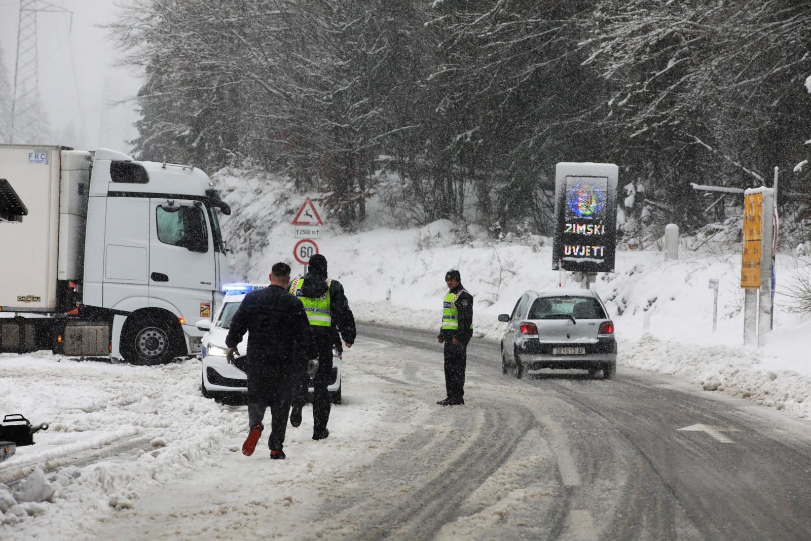 FOTO Ovako izgleda autocesta Zagreb-Rijeka. Na terenu policija, isključuje vozila