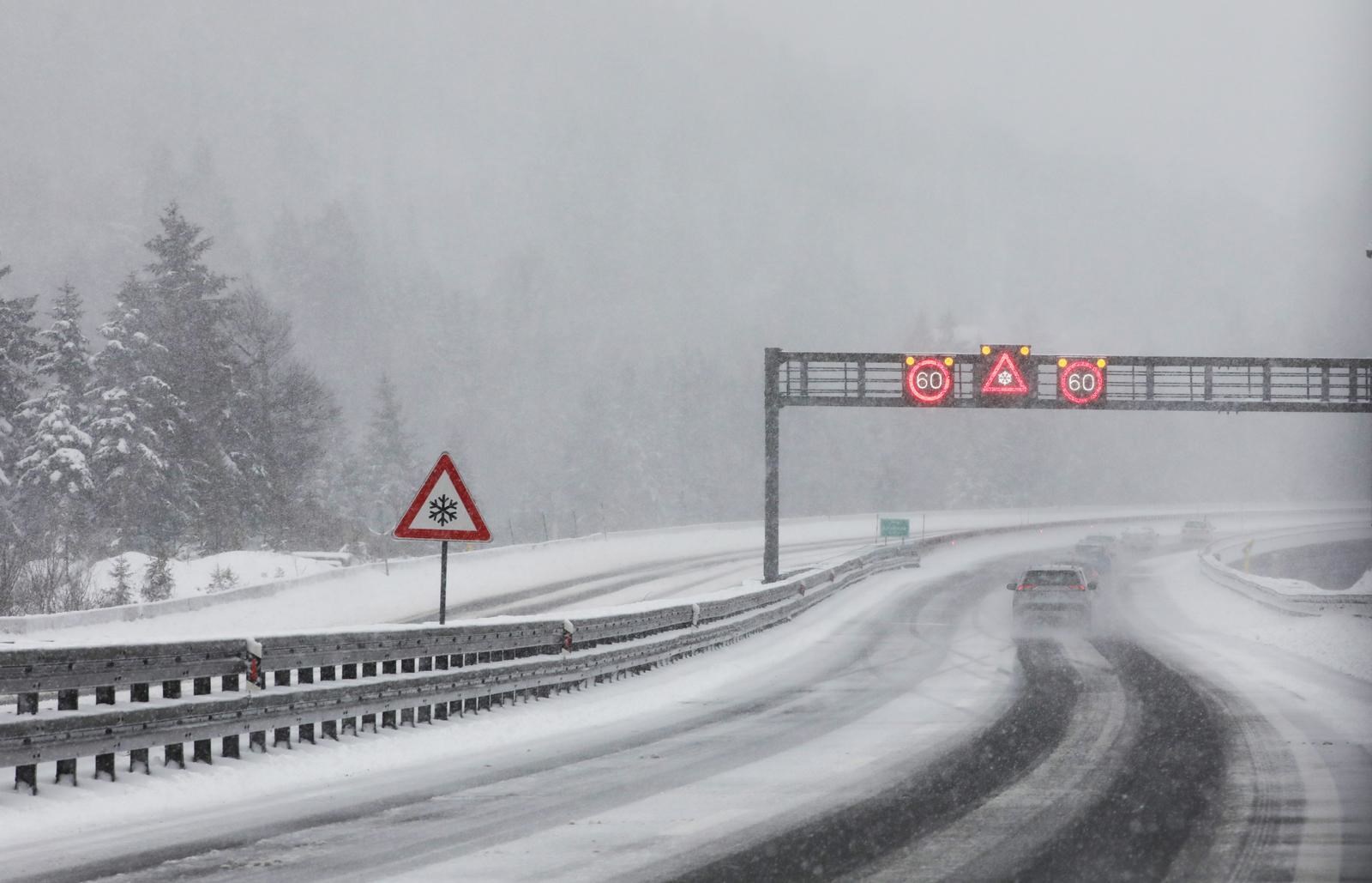 FOTO Ovako izgleda autocesta Zagreb-Rijeka. Na terenu policija, isključuje vozila