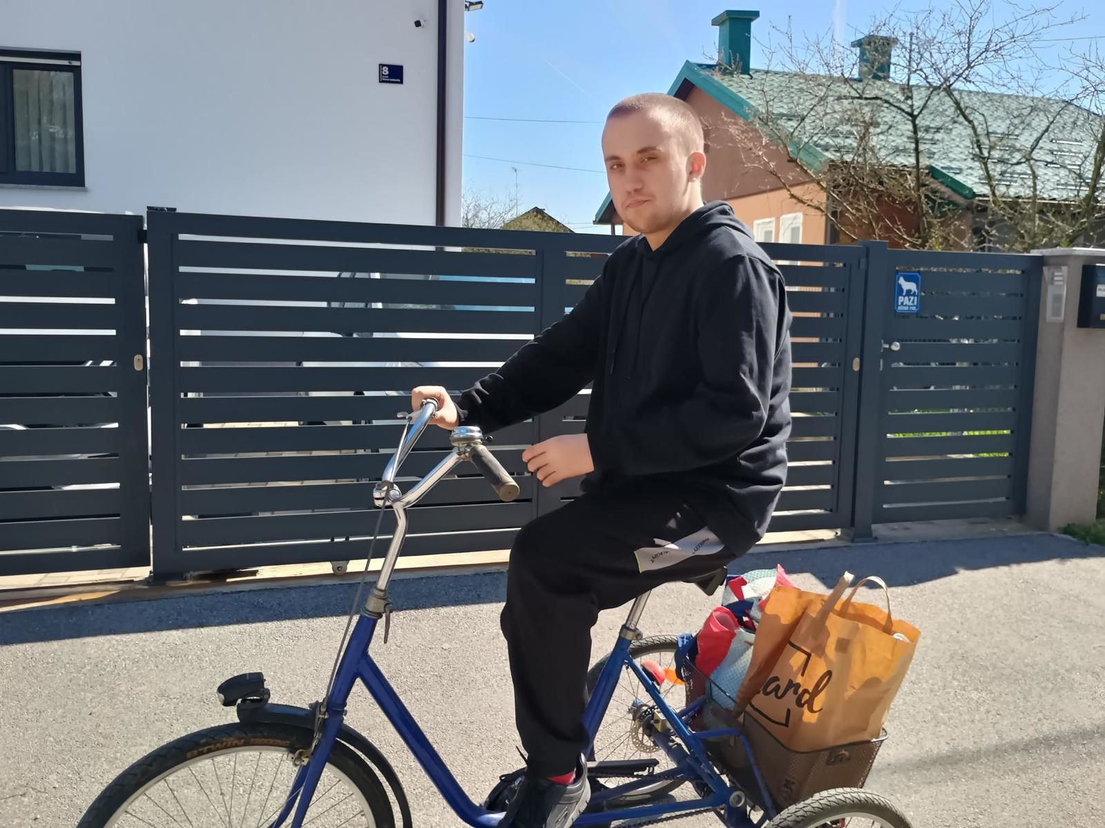 Dominik ima autizam i jako voli koševe s mrežom. Dečki iz kvarta odmah riješili stvar