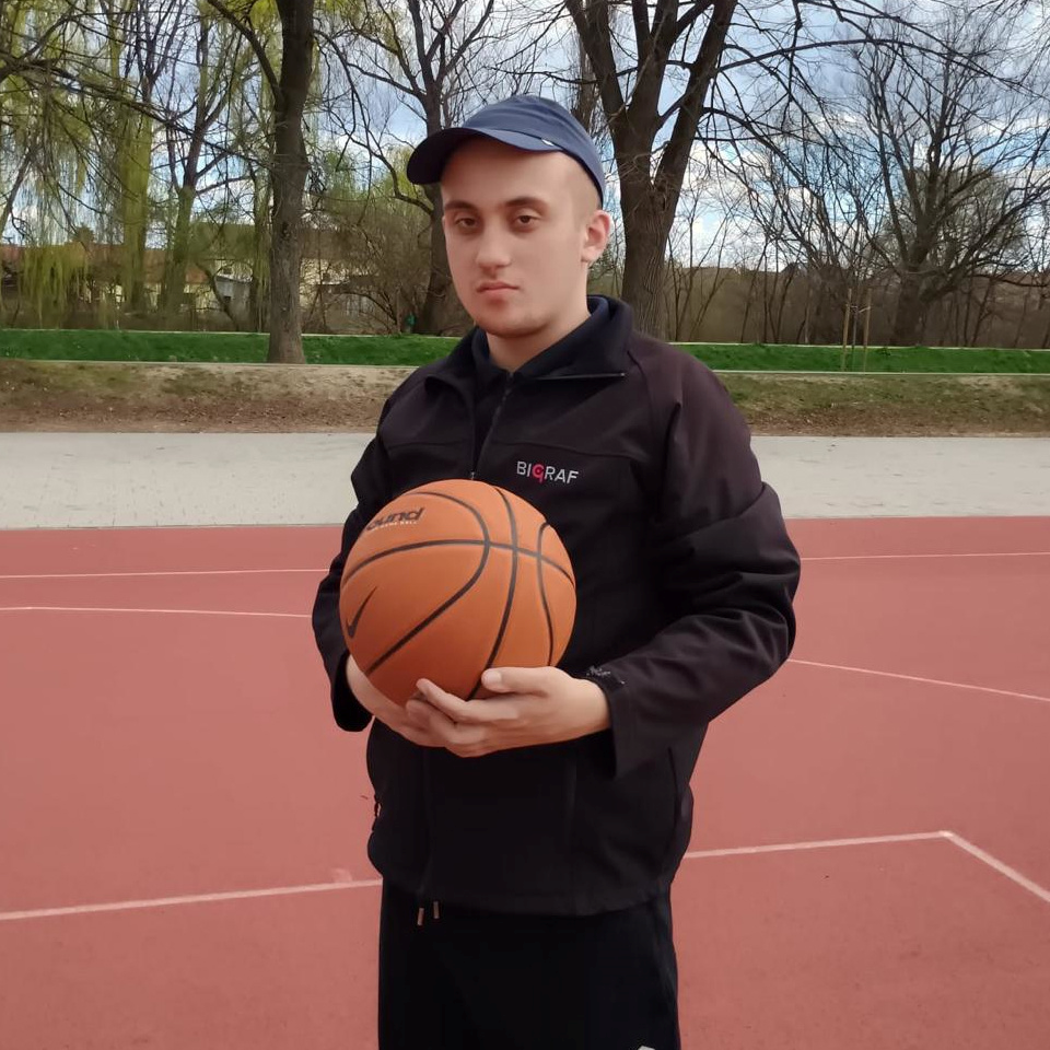 Dominik ima autizam i jako voli koševe s mrežom. Dečki iz kvarta odmah riješili stvar