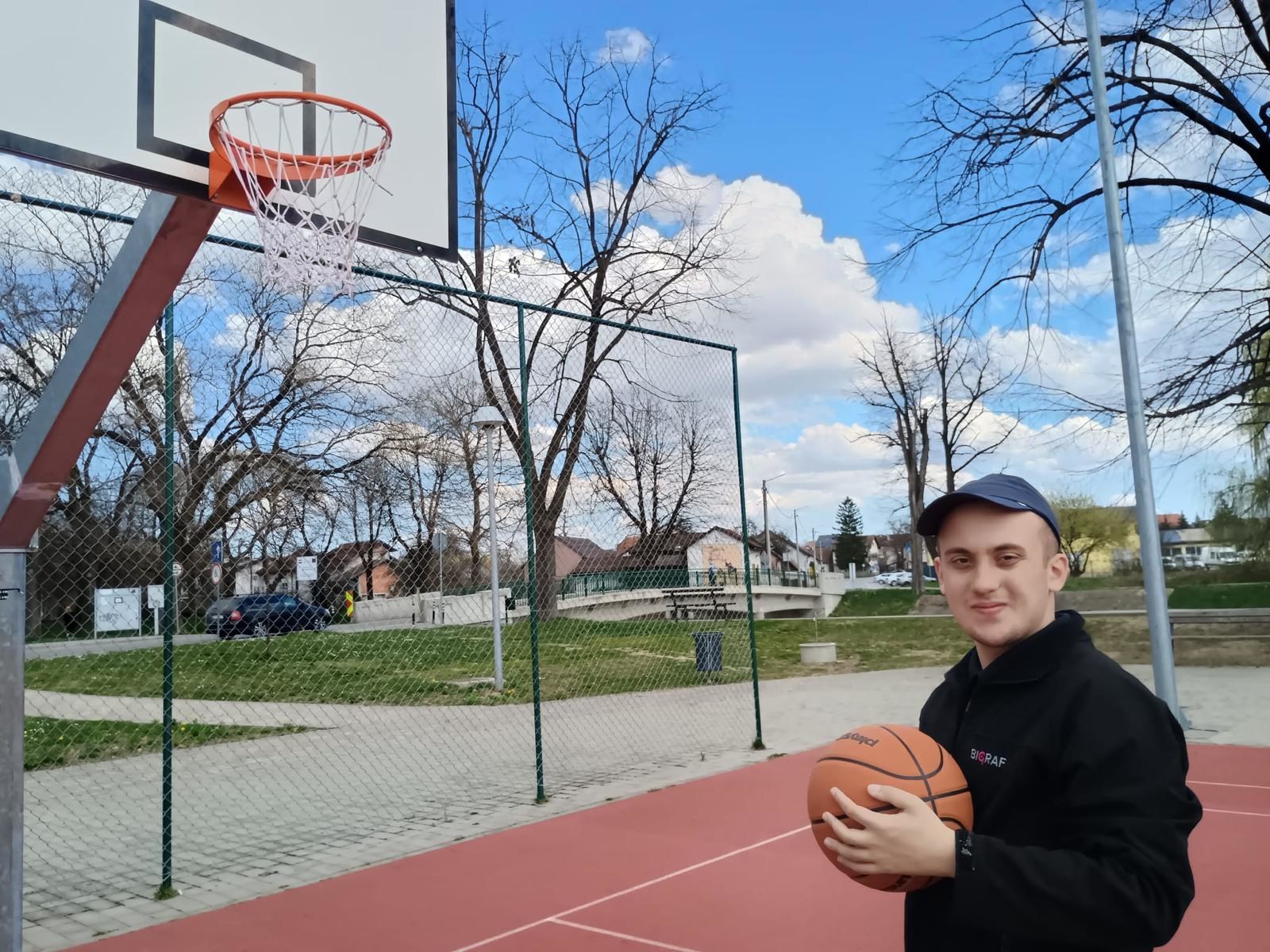 Dominik ima autizam i jako voli koševe s mrežom. Dečki iz kvarta odmah riješili stvar