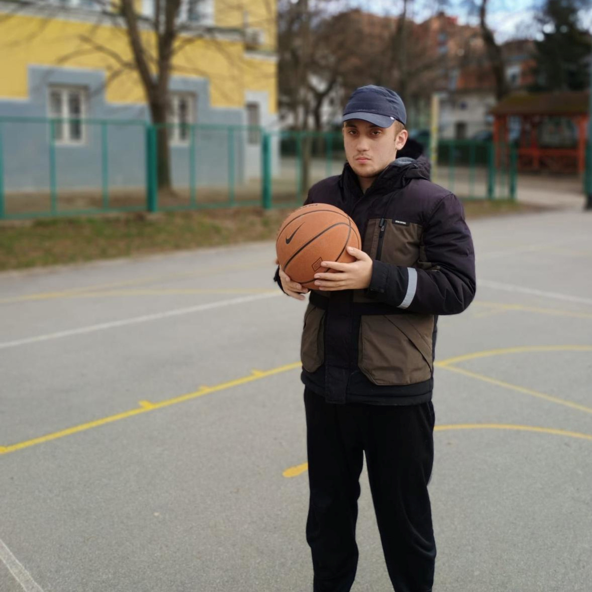 Dominik ima autizam i jako voli koševe s mrežom. Dečki iz kvarta odmah riješili stvar