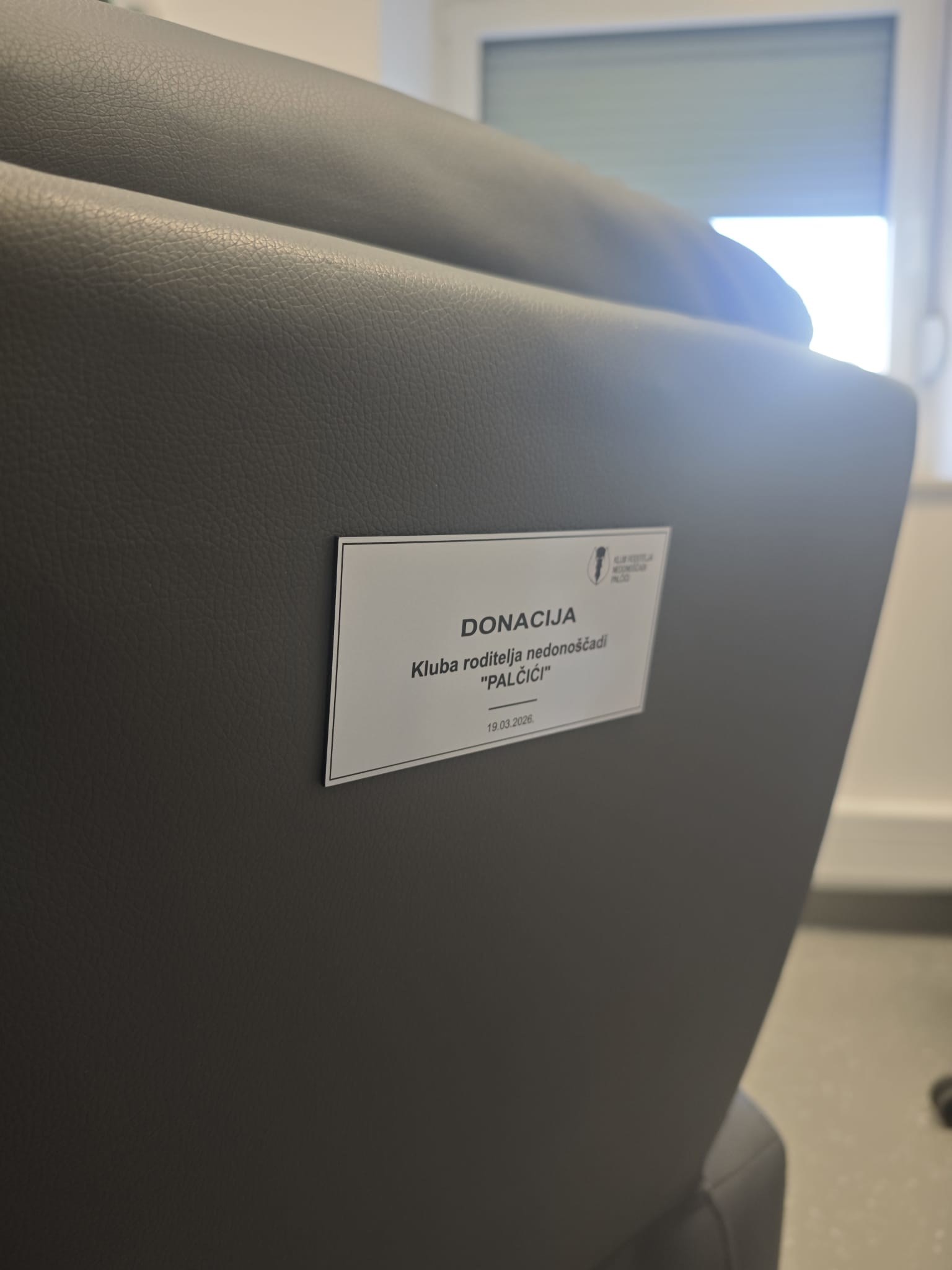 U spomen na Sanjina Španovića doniran hladnjak za majčino mlijeko KB-u Merkur