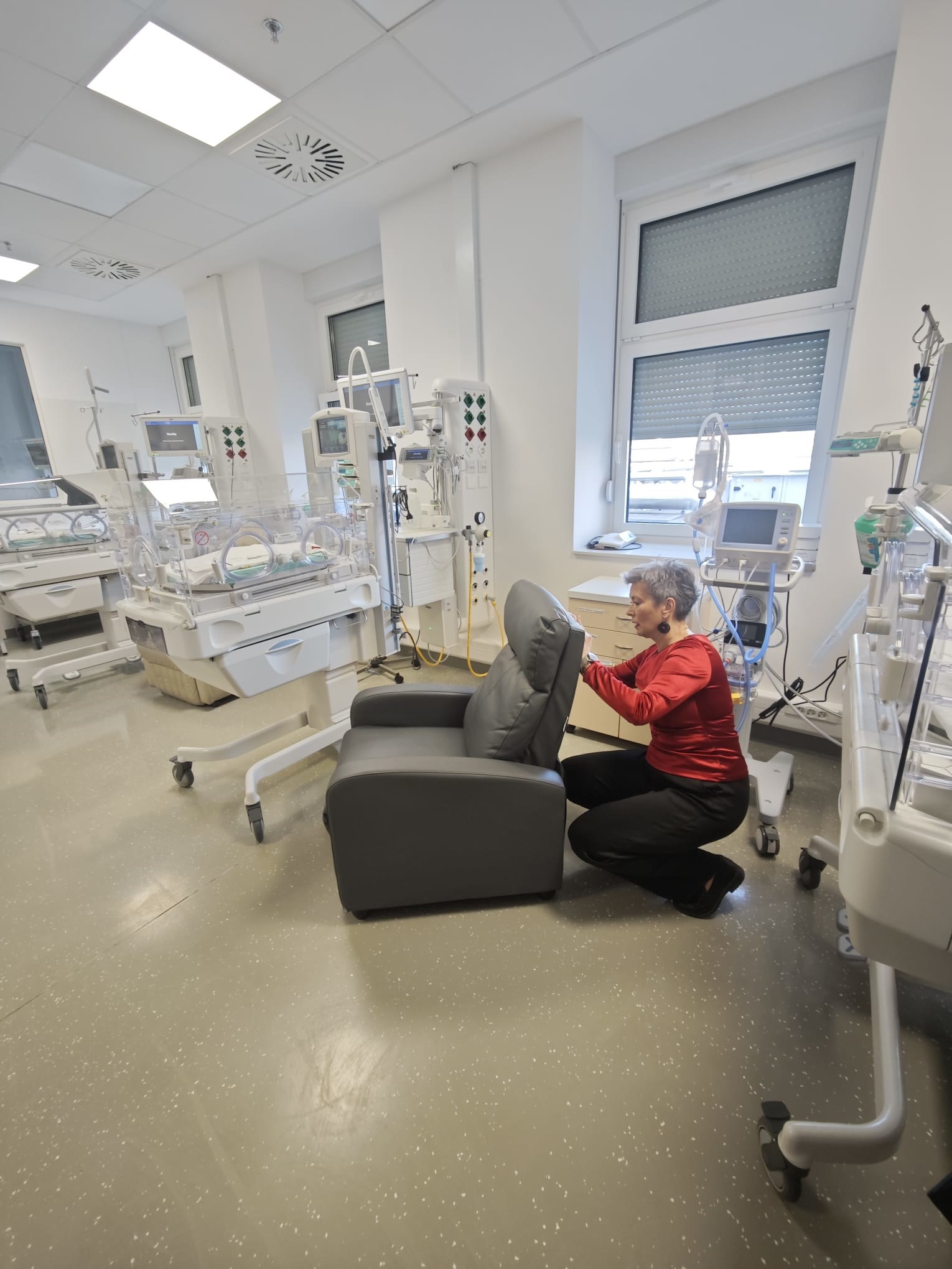 U spomen na Sanjina Španovića doniran hladnjak za majčino mlijeko KB-u Merkur