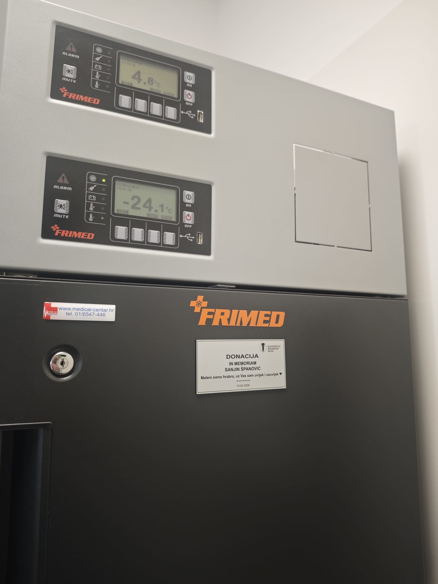 U spomen na Sanjina Španovića doniran hladnjak za majčino mlijeko KB-u Merkur