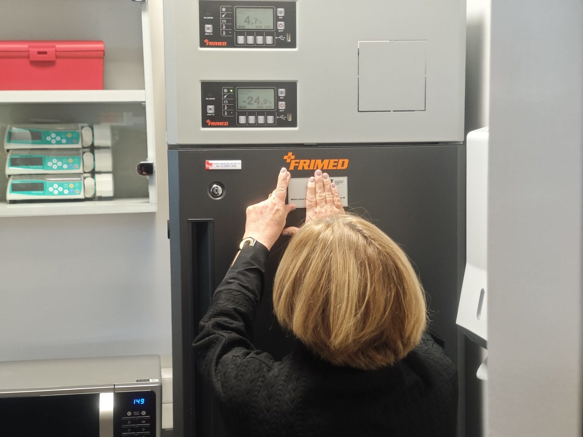 U spomen na Sanjina Španovića doniran hladnjak za majčino mlijeko KB-u Merkur