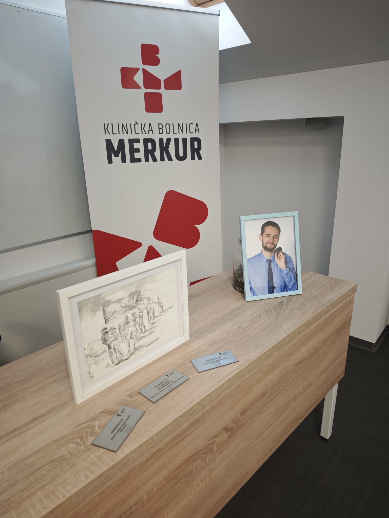 U spomen na Sanjina Španovića doniran hladnjak za majčino mlijeko KB-u Merkur