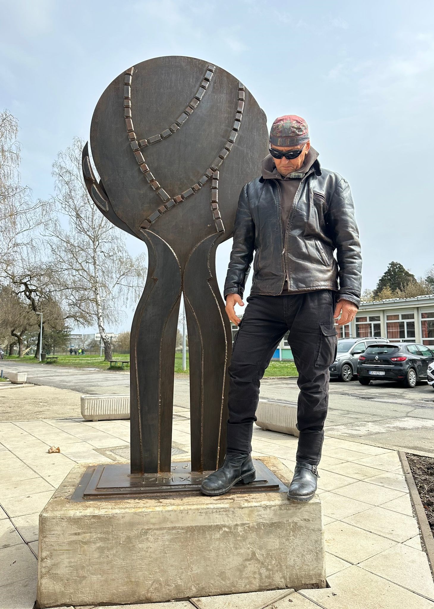 Nakon što je bio u rap spotu svećenika, Lupino otkrio skulpturu s učenicima iz Siska