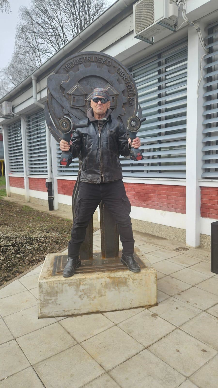 Nakon što je bio u rap spotu svećenika, Lupino otkrio skulpturu s učenicima iz Siska