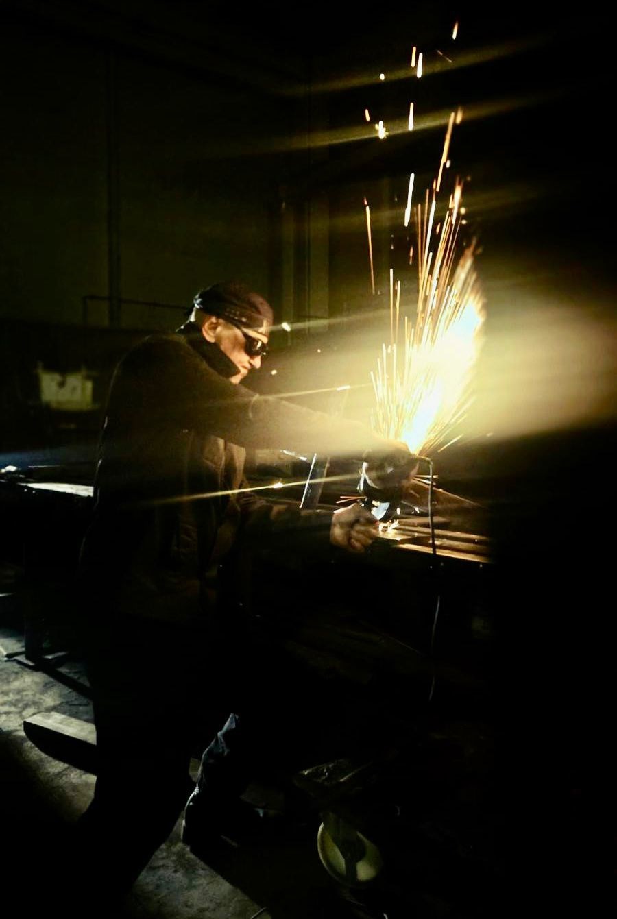 Nakon što je bio u rap spotu svećenika, Lupino otkrio skulpturu s učenicima iz Siska