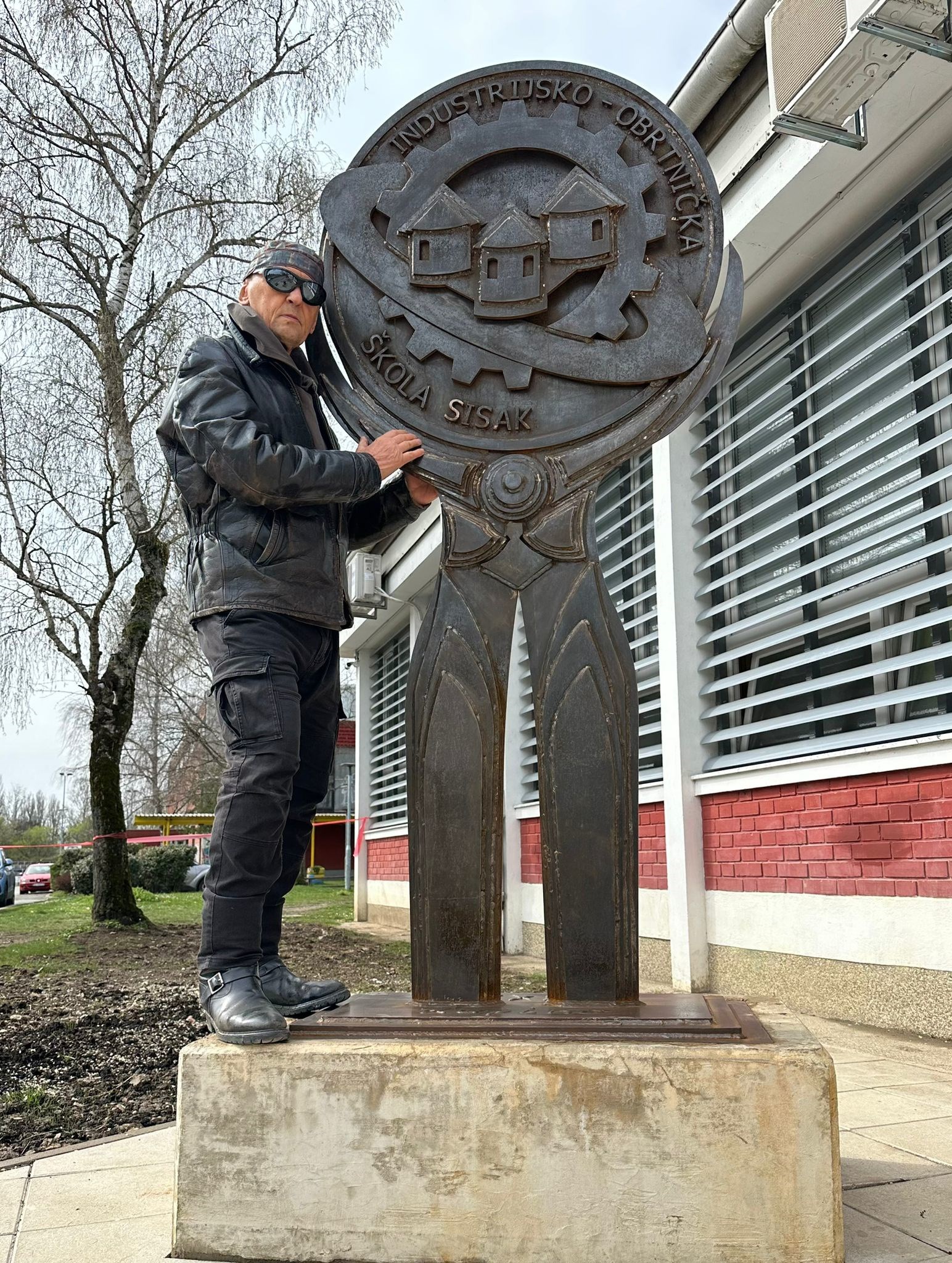 Nakon što je bio u rap spotu svećenika, Lupino otkrio skulpturu s učenicima iz Siska