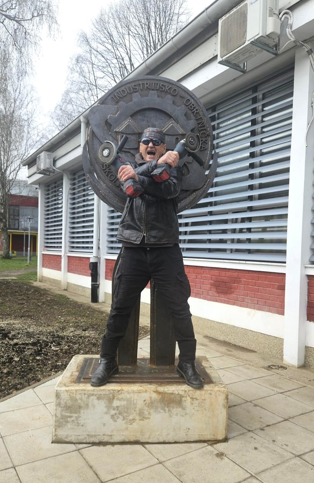 Nakon što je bio u rap spotu svećenika, Lupino otkrio skulpturu s učenicima iz Siska