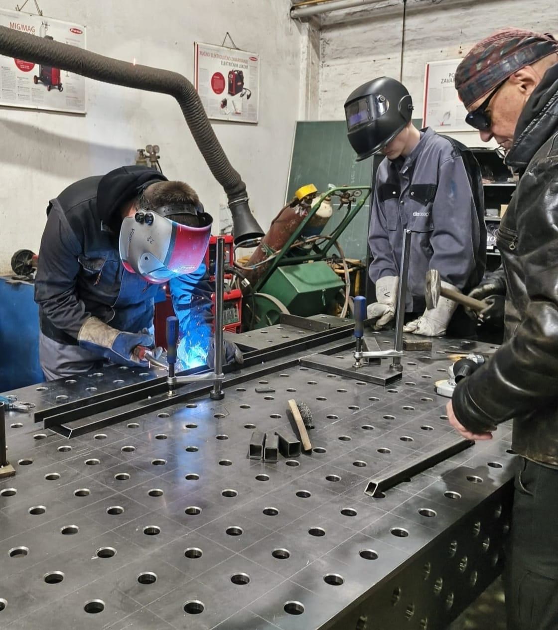 Nakon što je bio u rap spotu svećenika, Lupino otkrio skulpturu s učenicima iz Siska