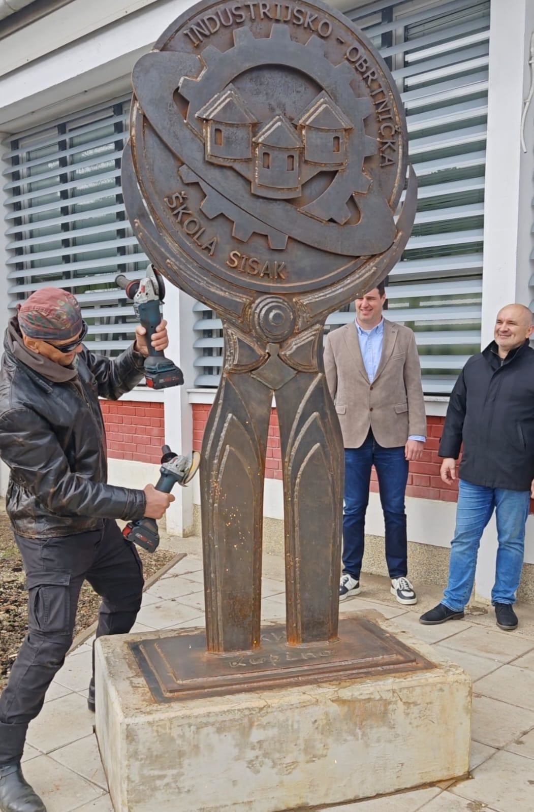 Nakon što je bio u rap spotu svećenika, Lupino otkrio skulpturu s učenicima iz Siska