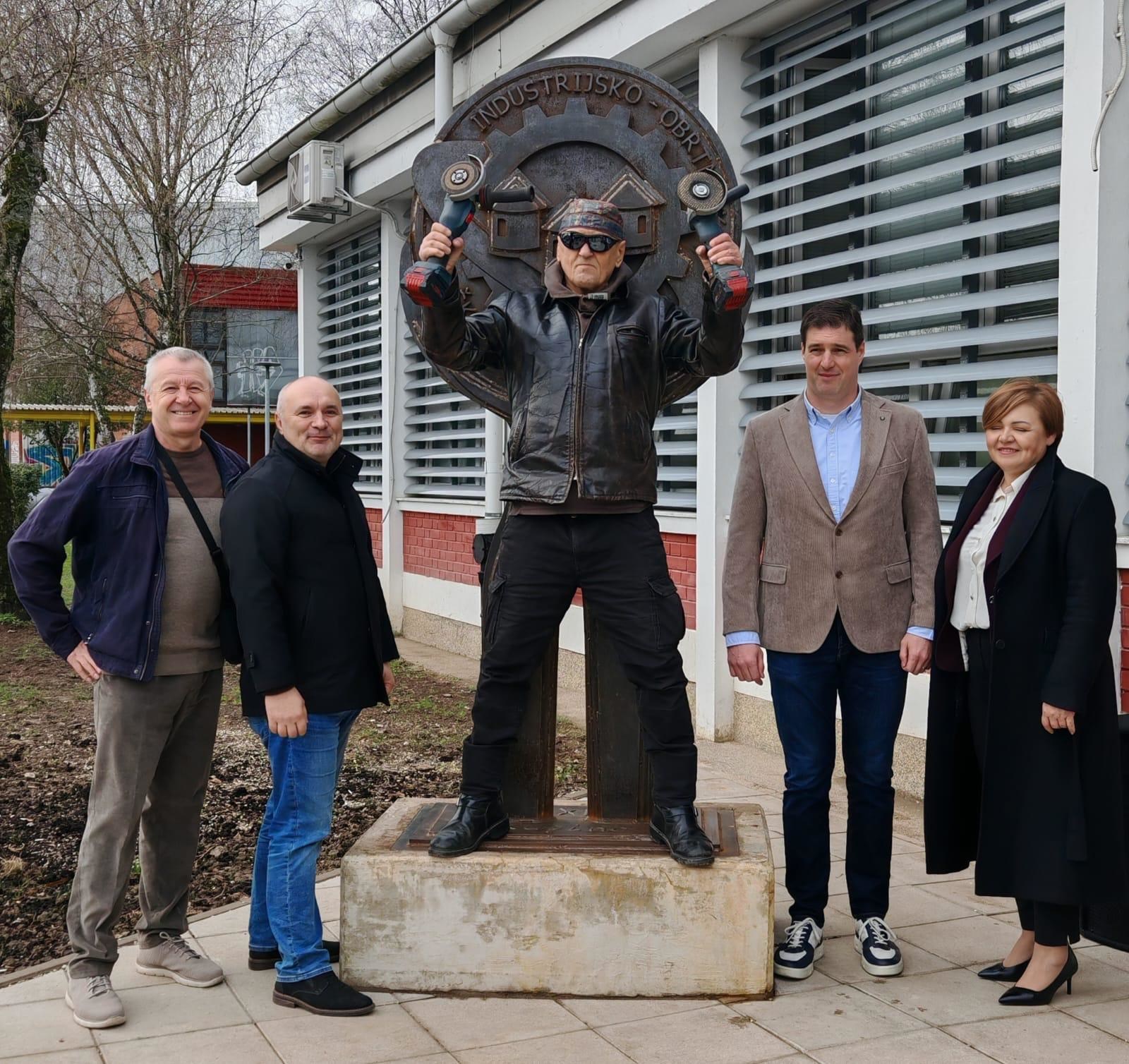 Nakon što je bio u rap spotu svećenika, Lupino otkrio skulpturu s učenicima iz Siska