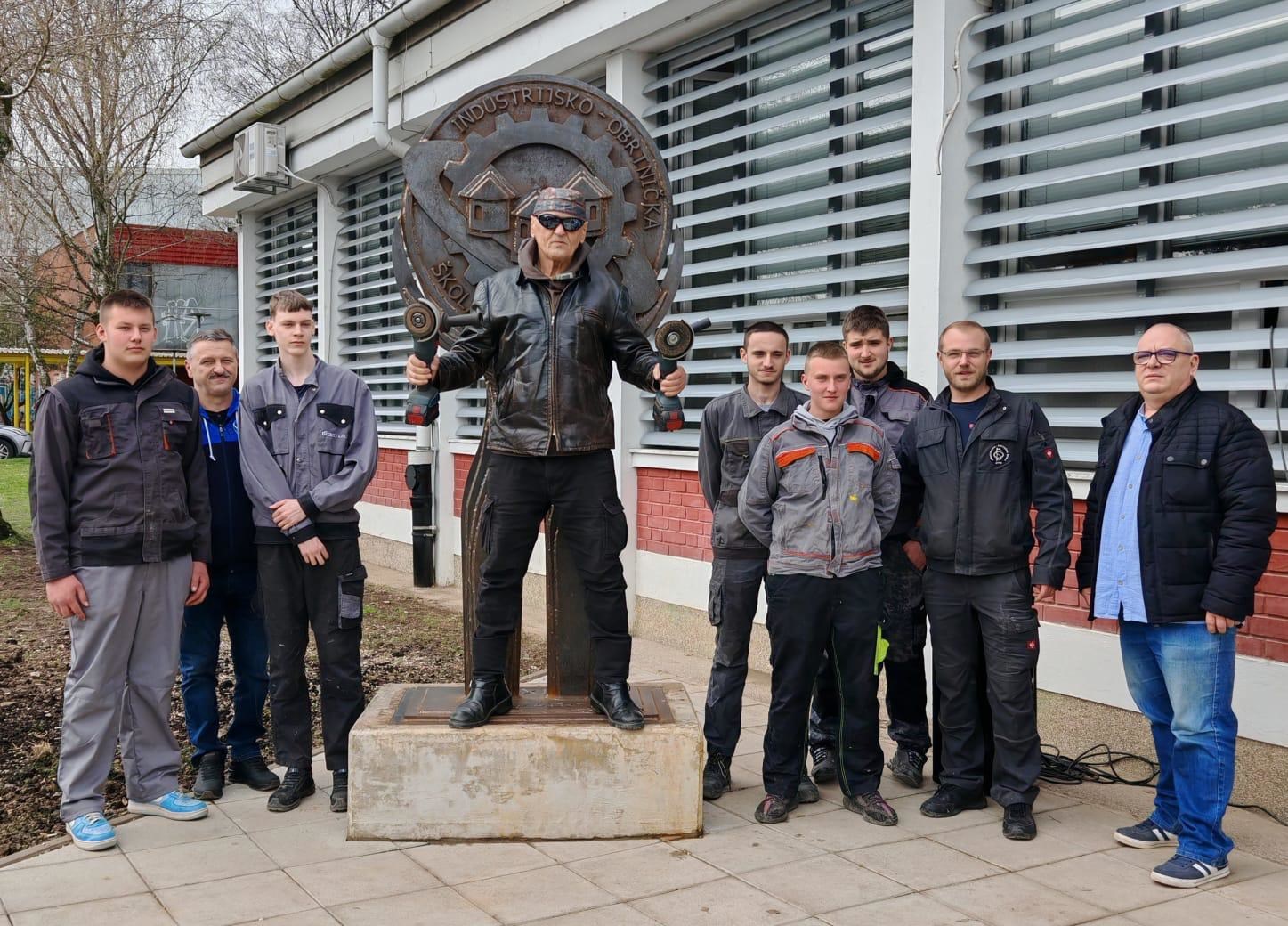 Nakon što je bio u rap spotu svećenika, Lupino otkrio skulpturu s učenicima iz Siska