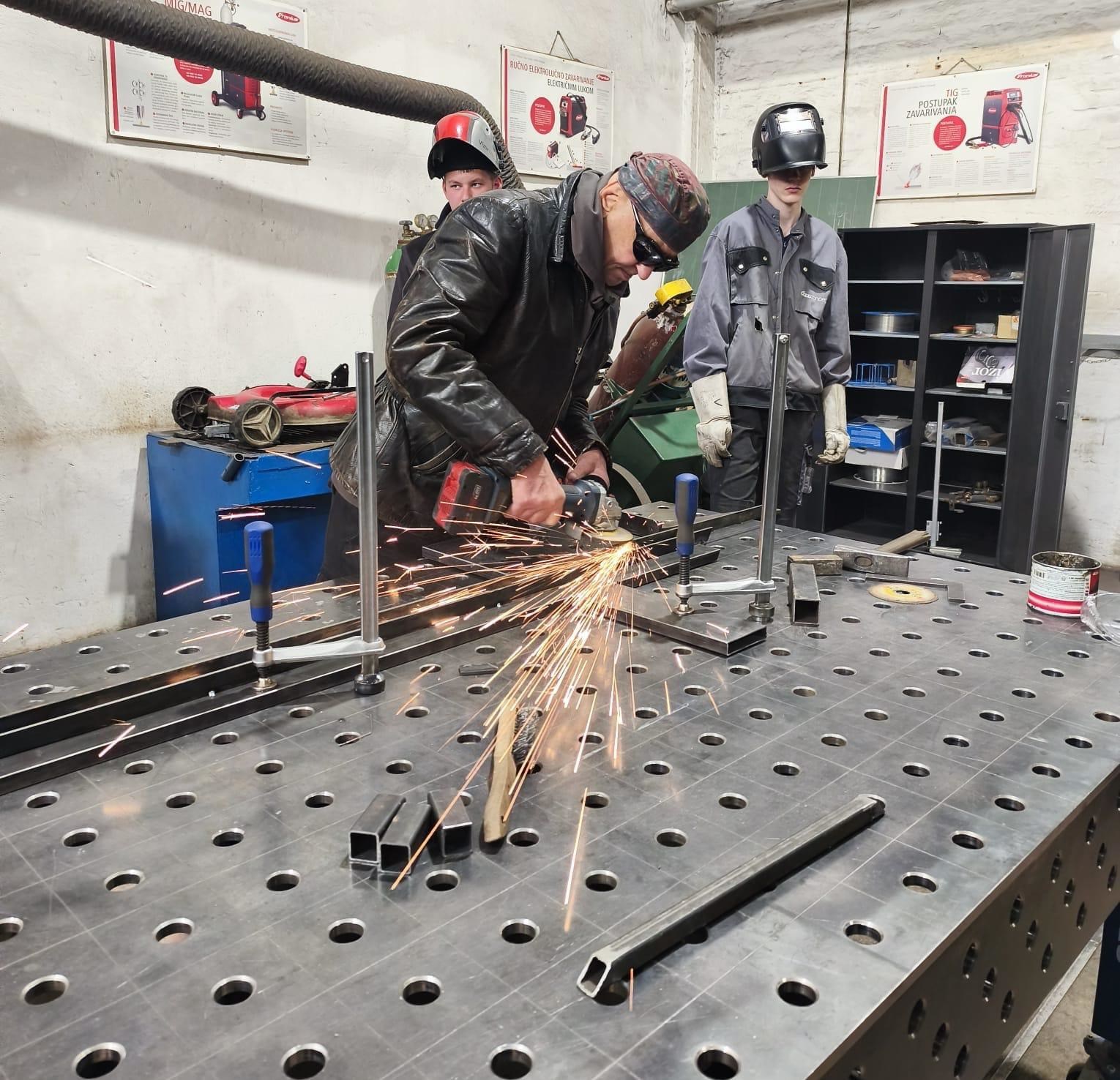 Nakon što je bio u rap spotu svećenika, Lupino otkrio skulpturu s učenicima iz Siska